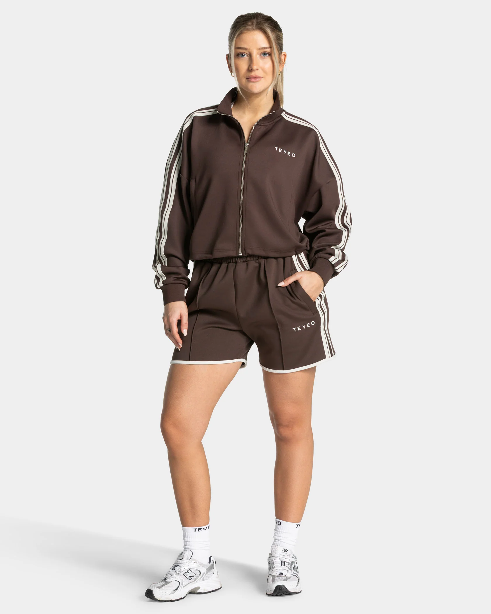 Club Cropped Zip Jacke "Espresso" - Image 3