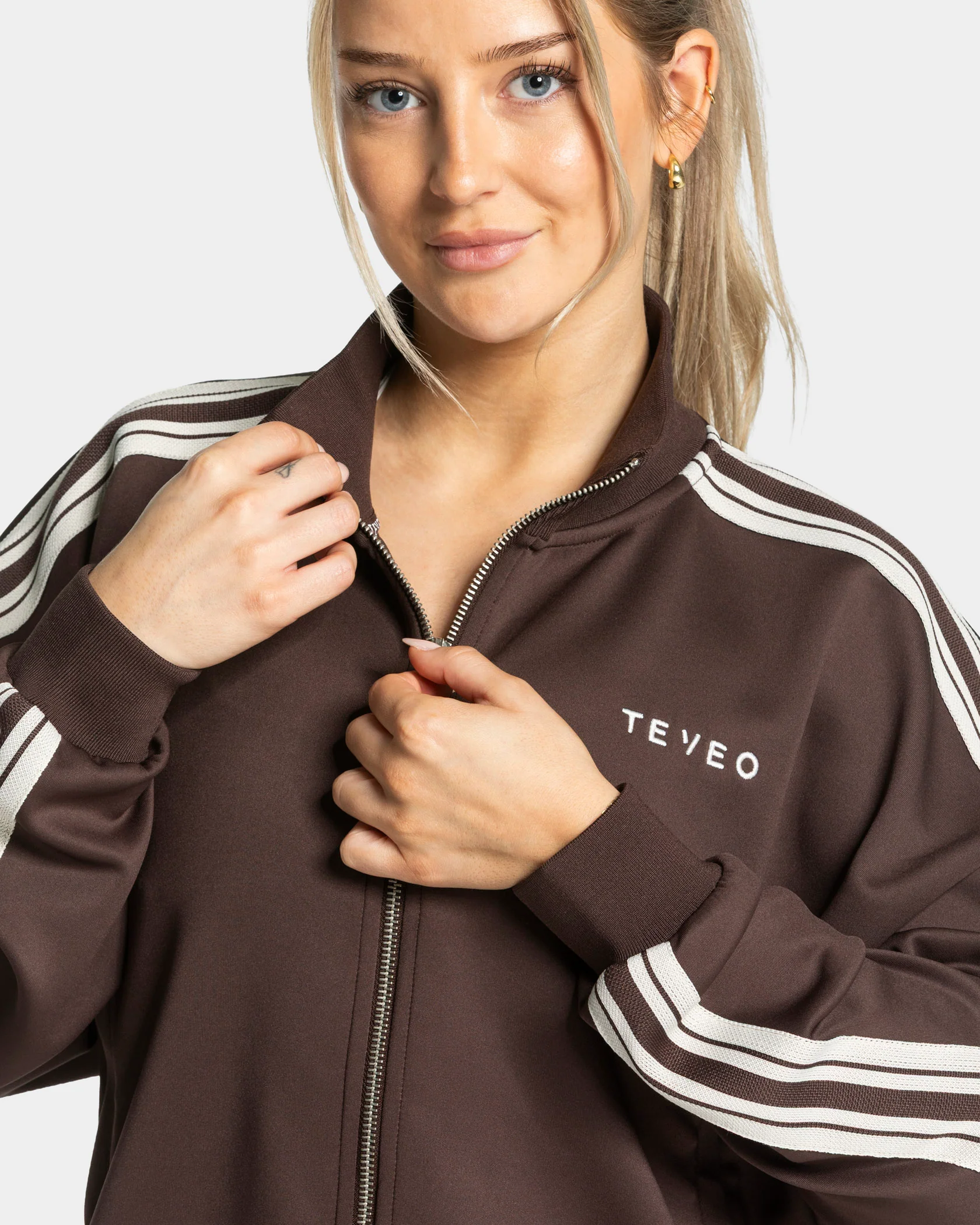 Club Cropped Zip Jacke "Espresso" - Image 4