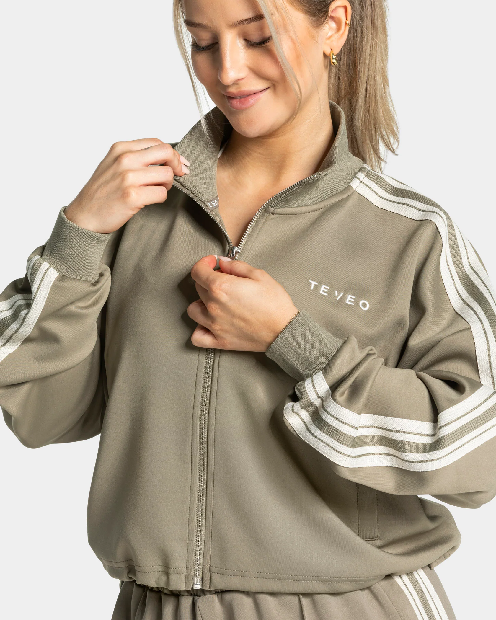 Club Cropped Zip Jacke "Khaki" - Image 4