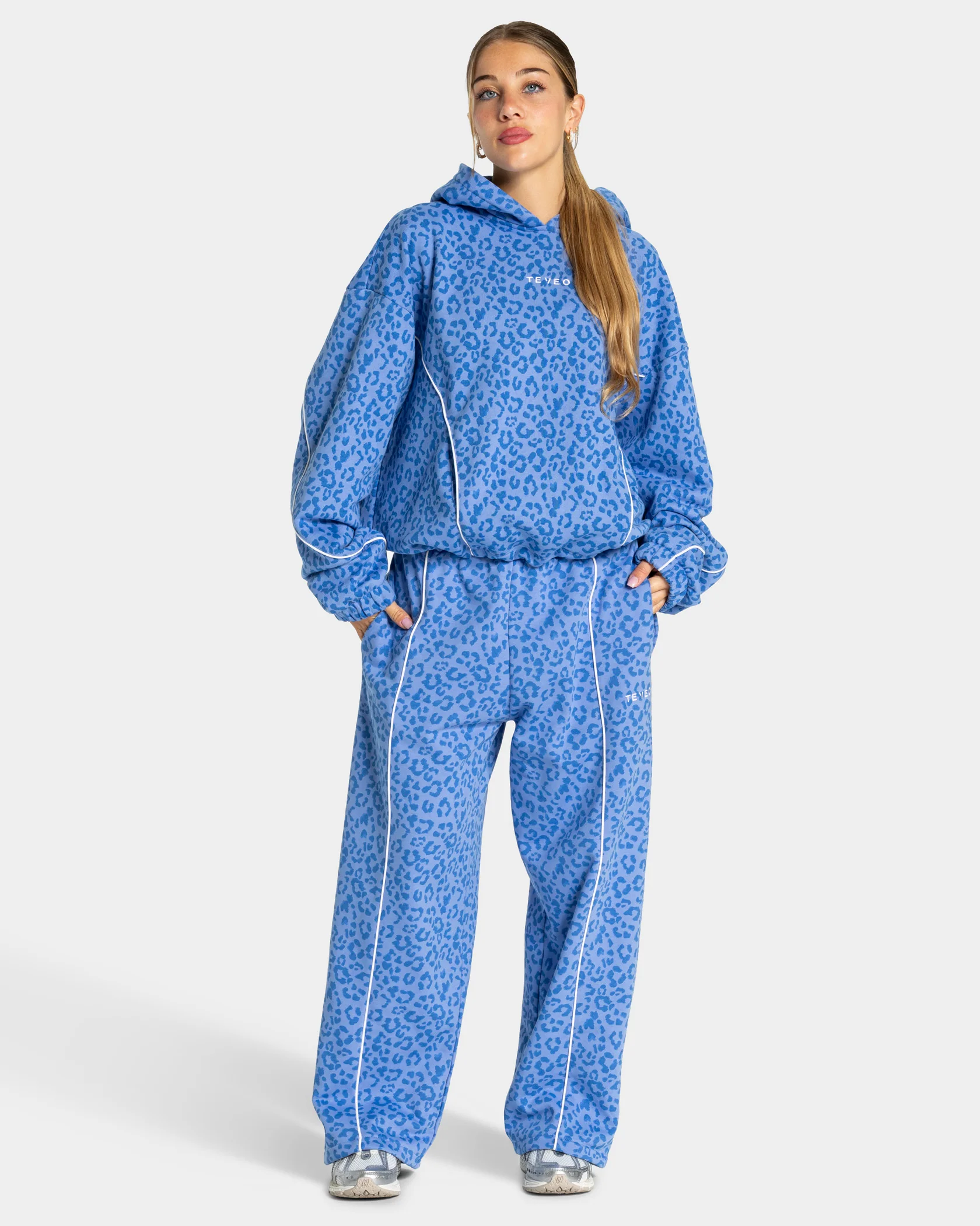 Contrastline Hooded Sweater "Leo Azure" - Image 3