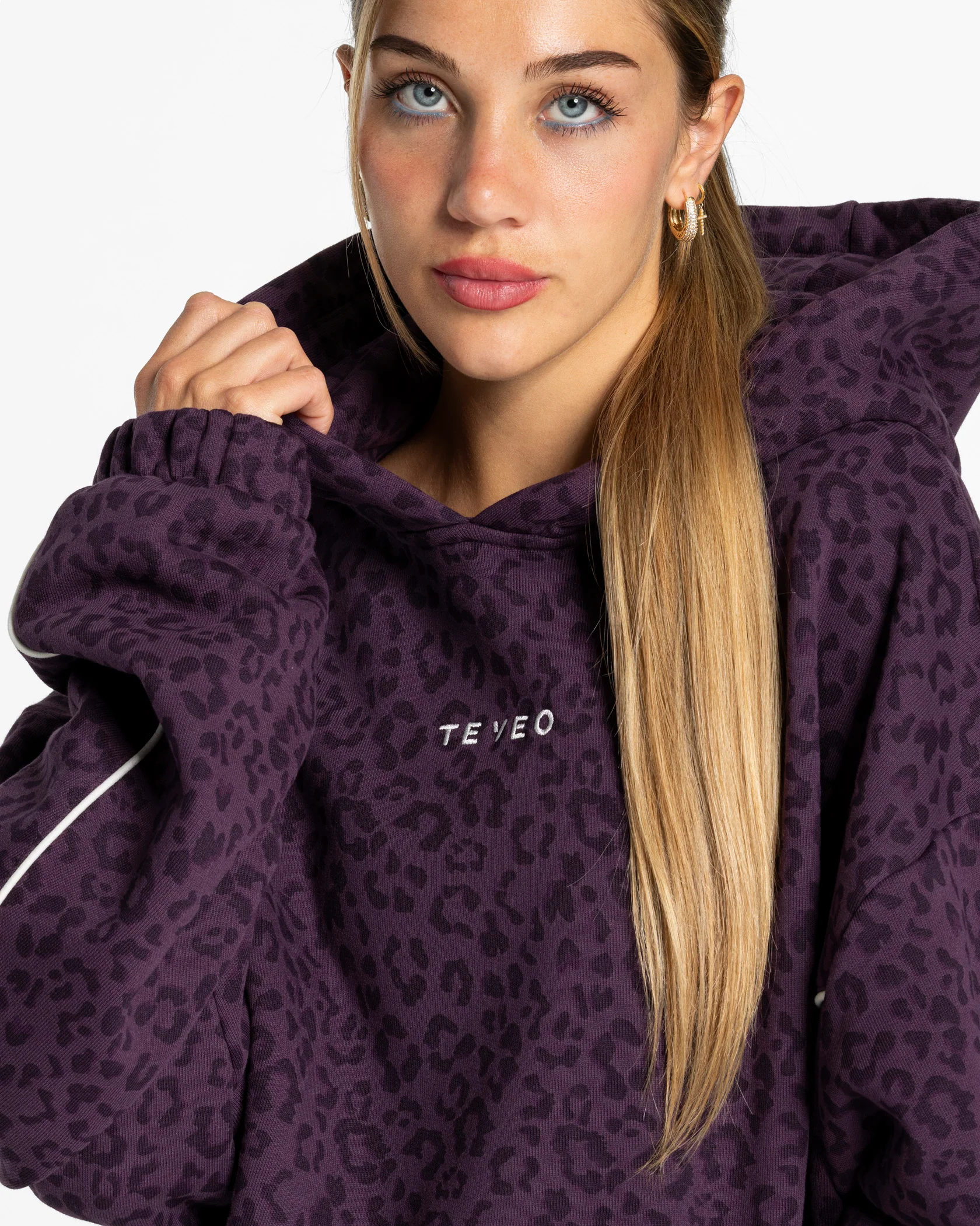 Contrastline Hooded Sweater "Leo Blackberry" - Image 4