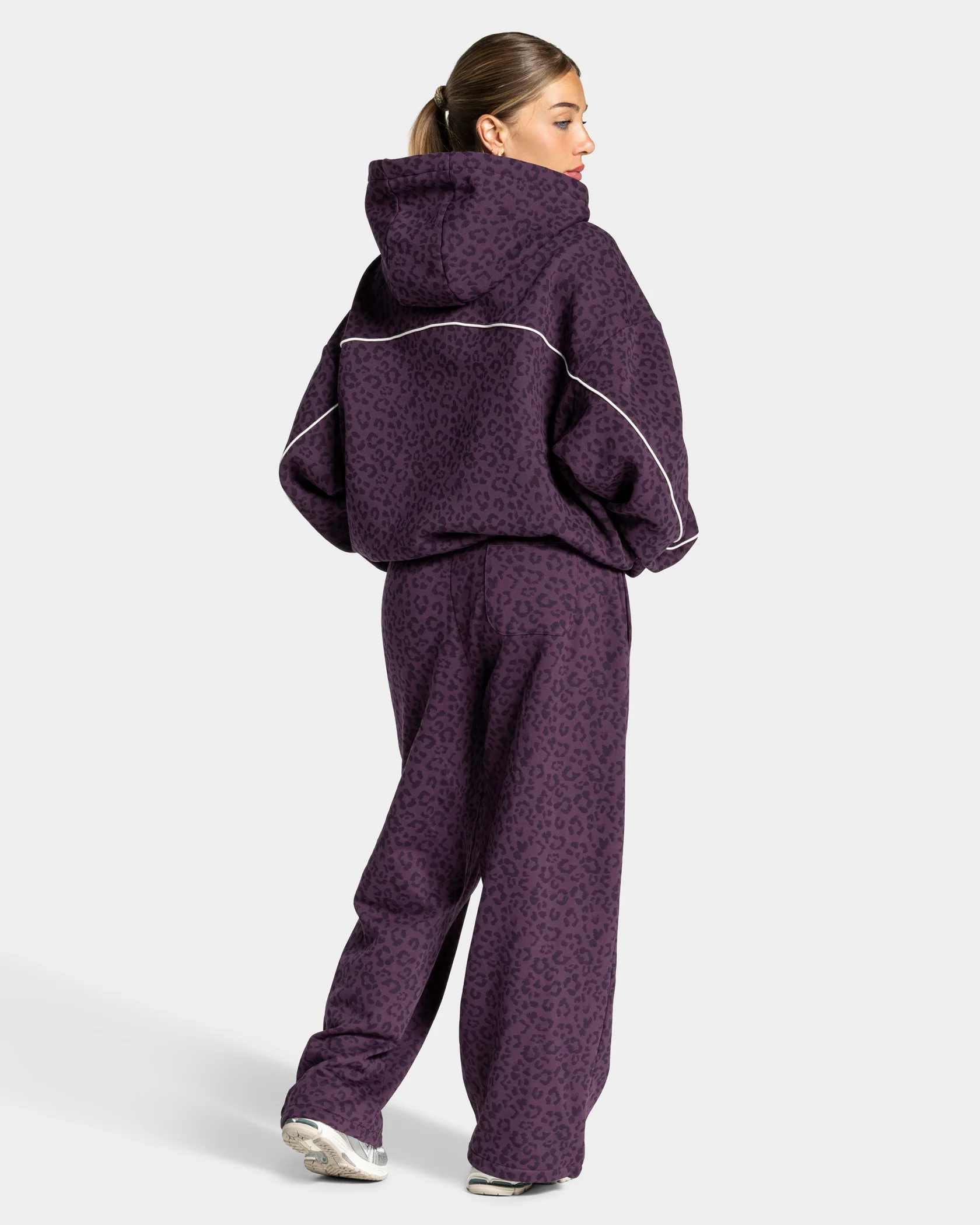 Contrastline Hooded Sweater "Leo Blackberry" - Image 5