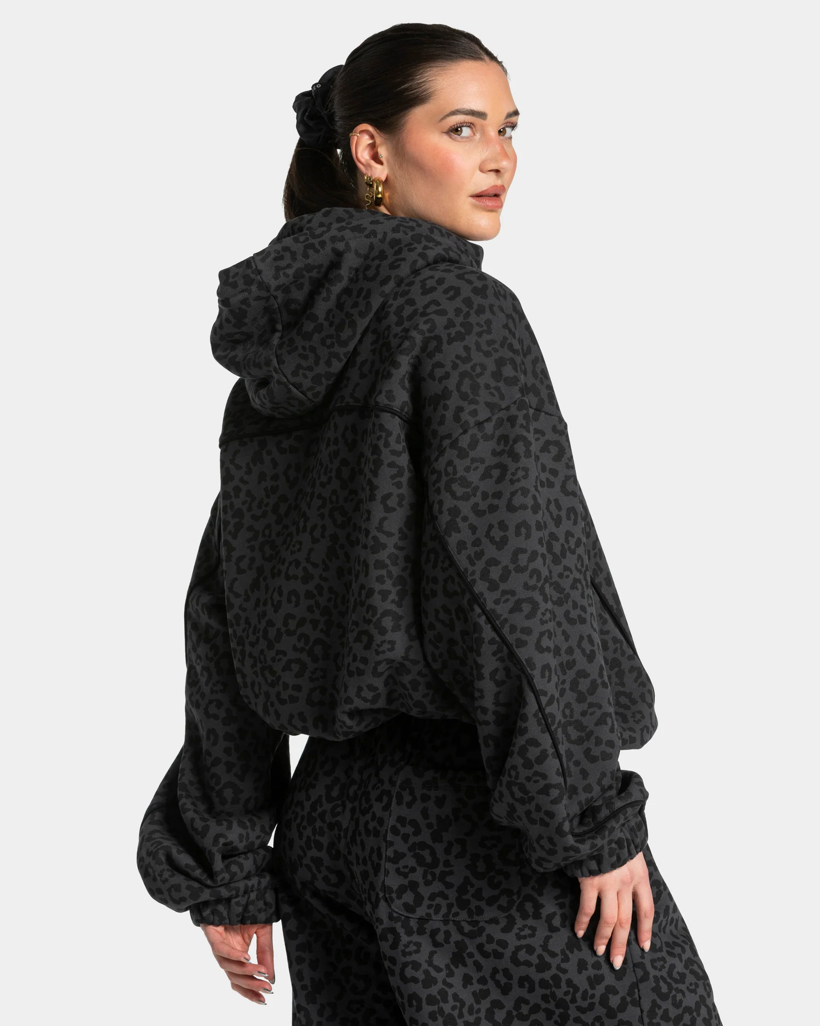 Contrastline Hooded Sweater "Leo Schwarz" - Image 2