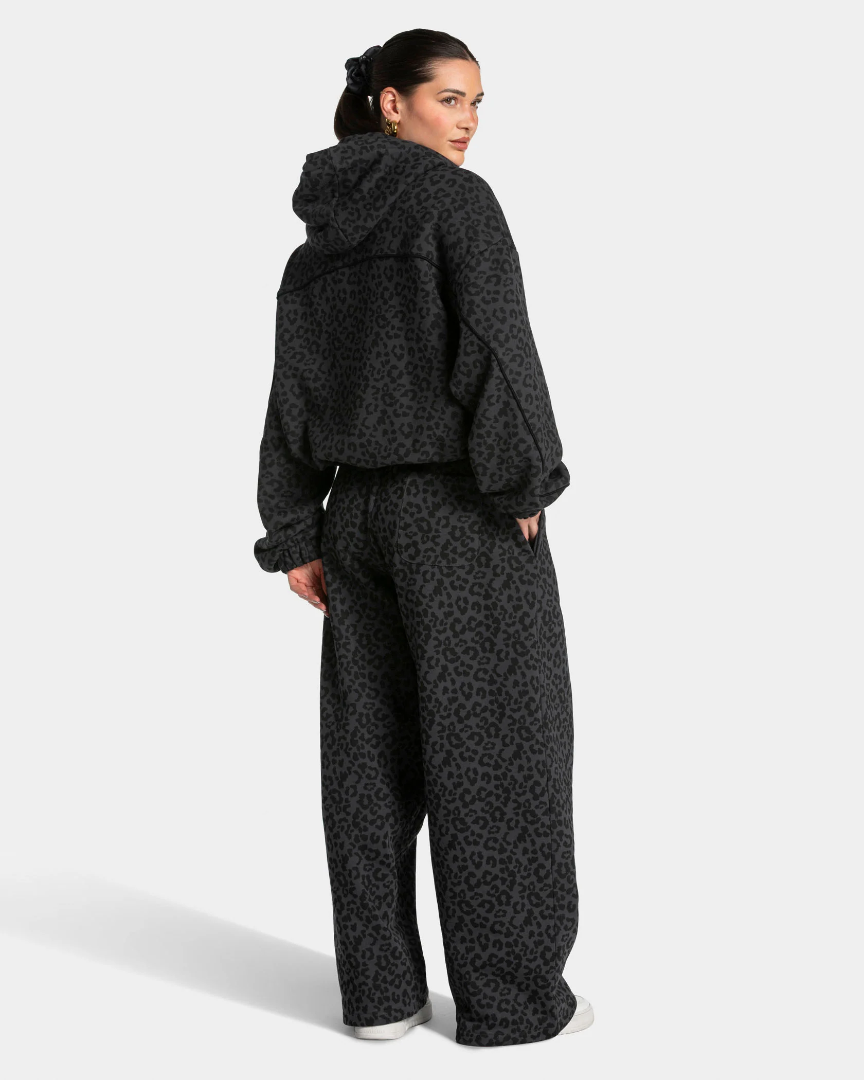 Contrastline Hooded Sweater "Leo Schwarz" - Image 5