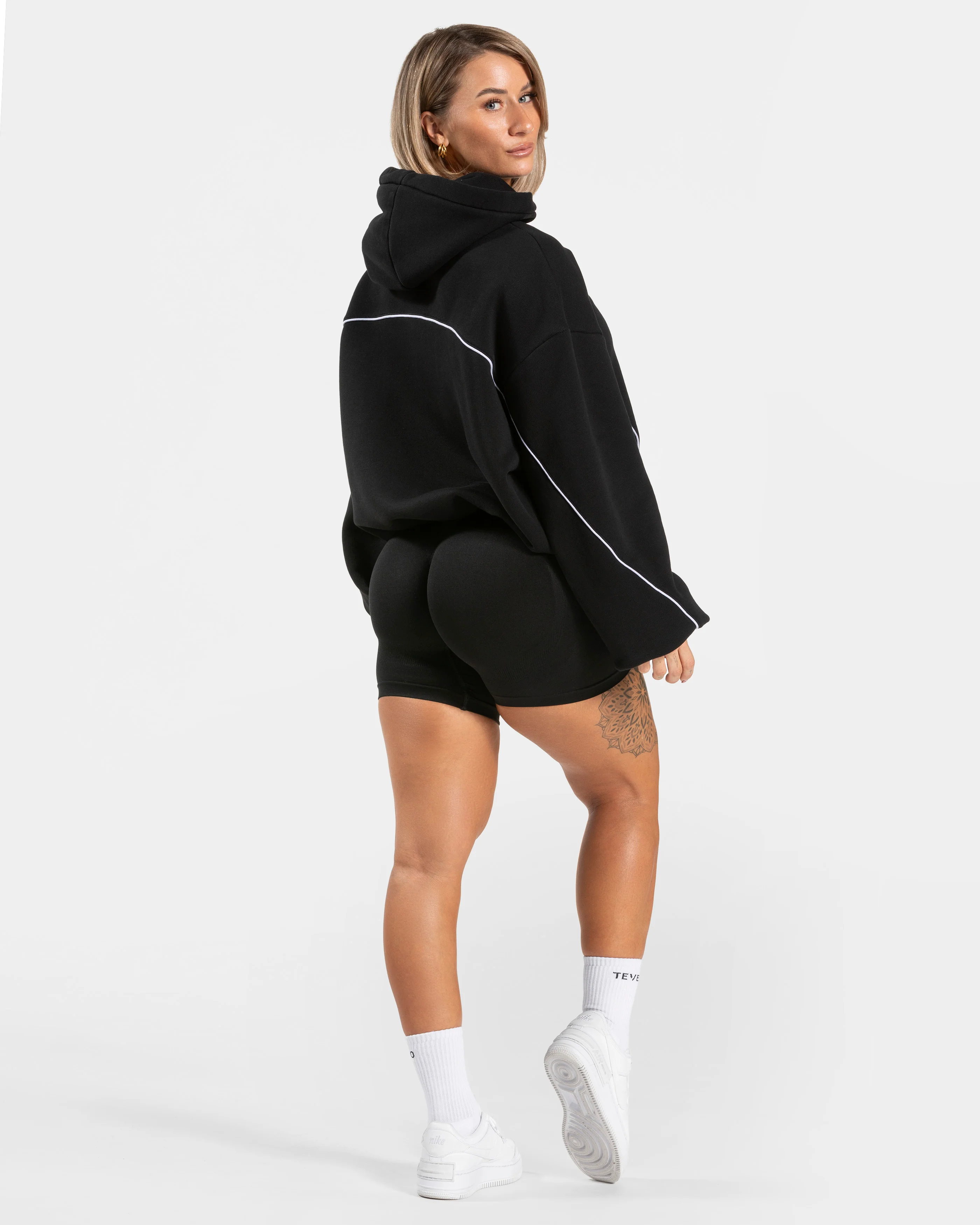Contrastline Hooded Sweater "Schwarz" - Image 5
