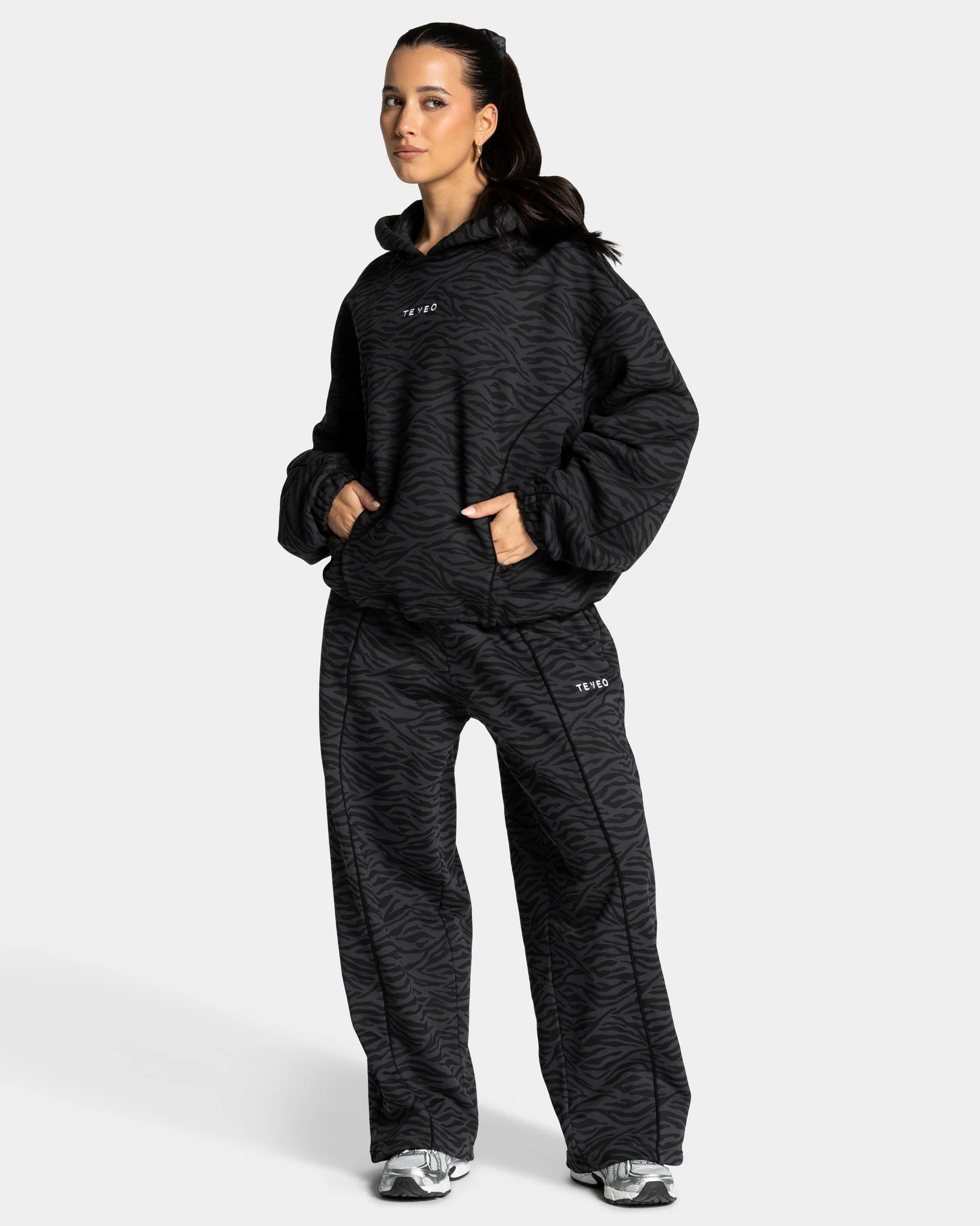 Contrastline Hooded Sweater "Zebra Schwarz" - Image 3