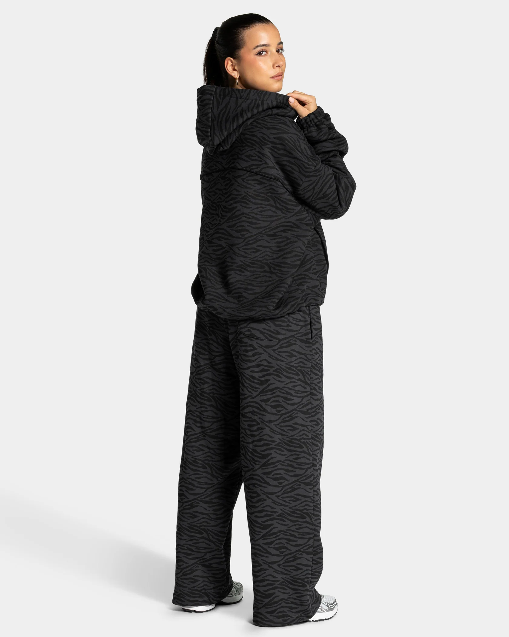 Contrastline Hooded Sweater "Zebra Schwarz" - Image 5