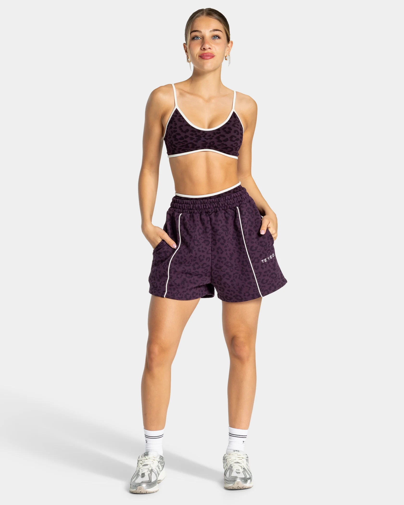 Contrastline Oversized Shorts "Leo Blackberry" - Image 3