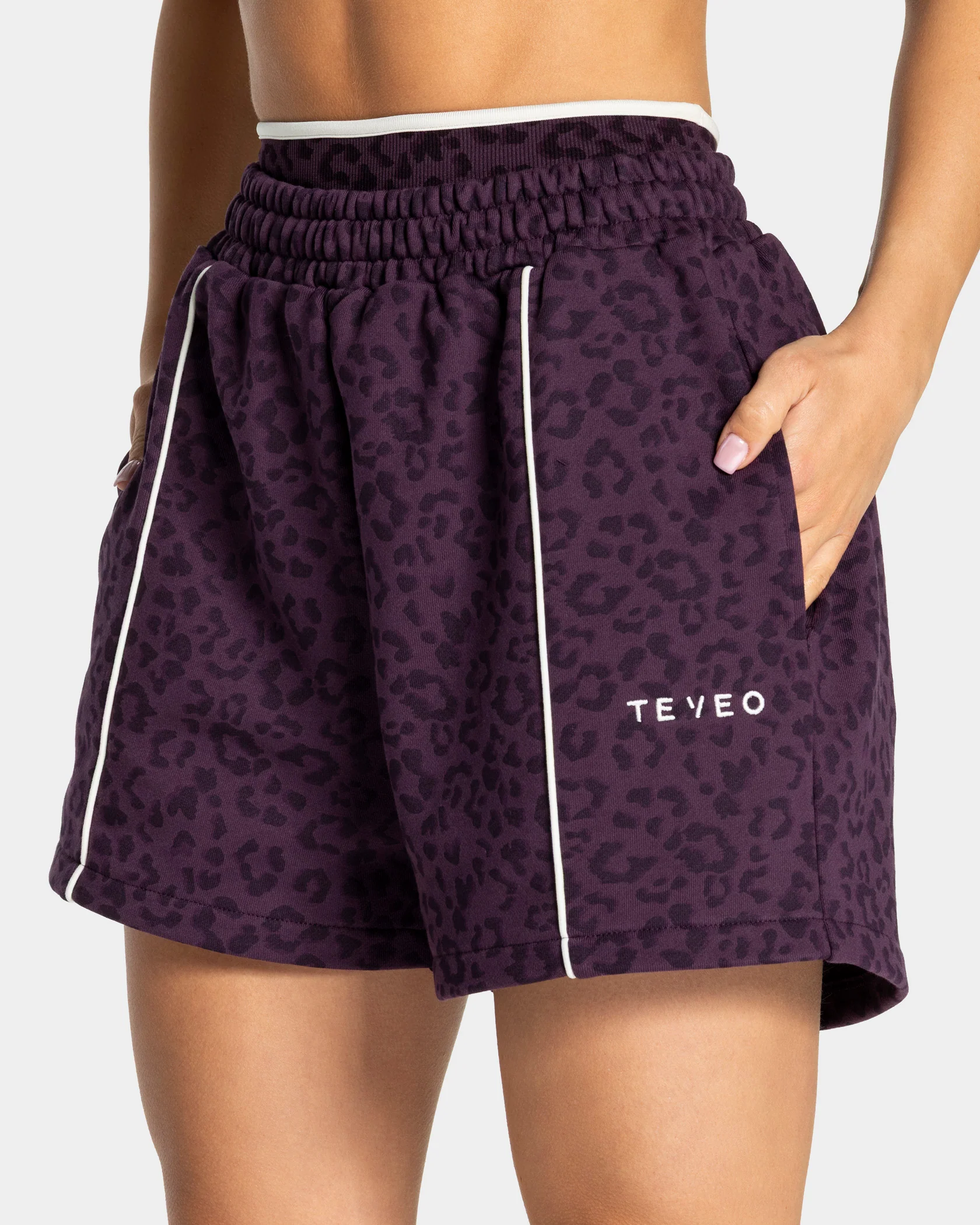 Contrastline Oversized Shorts "Leo Blackberry" - Image 4