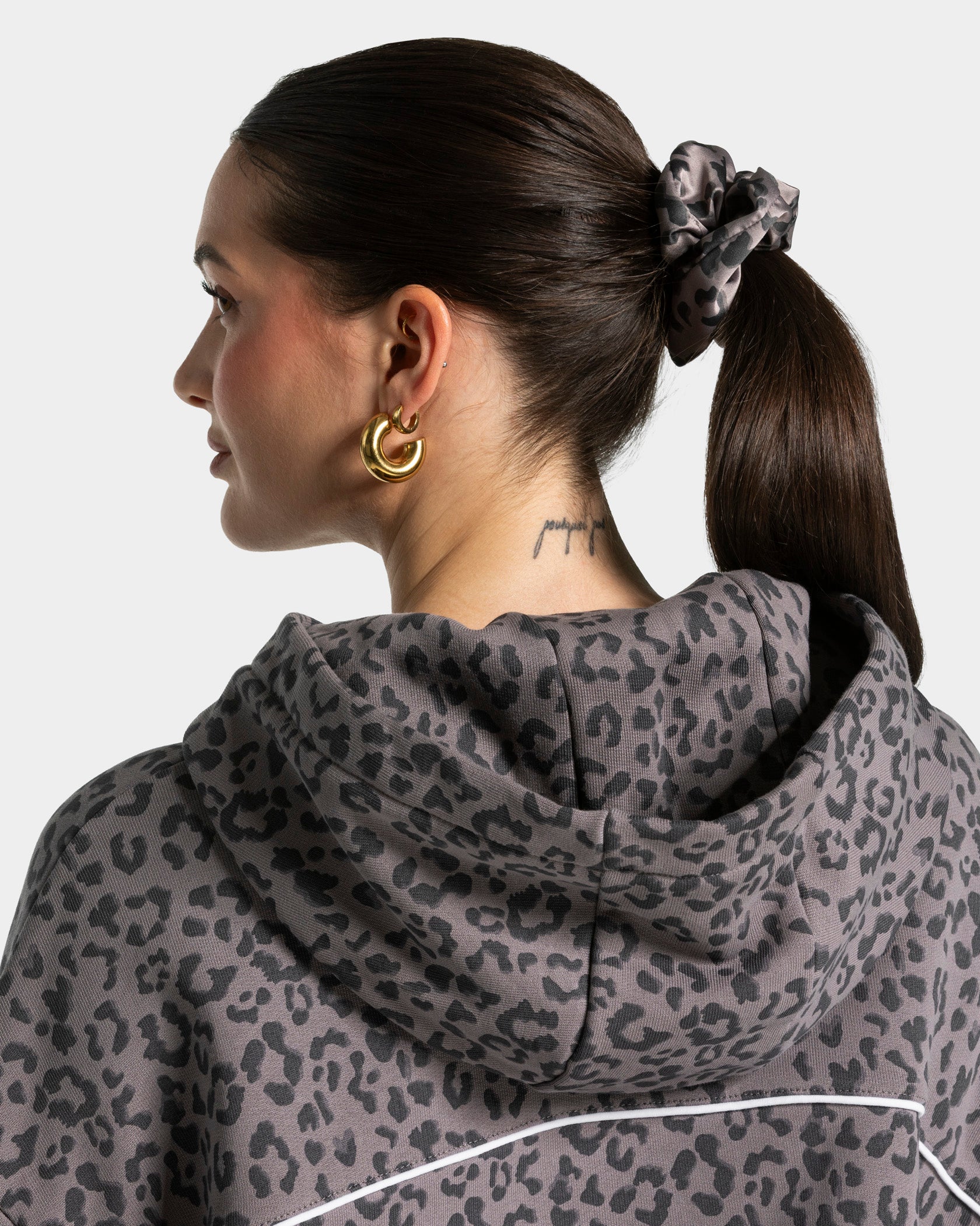 Contrastline Scrunchies (2er-Pack) ''Leo - Graphit'' - Image 3