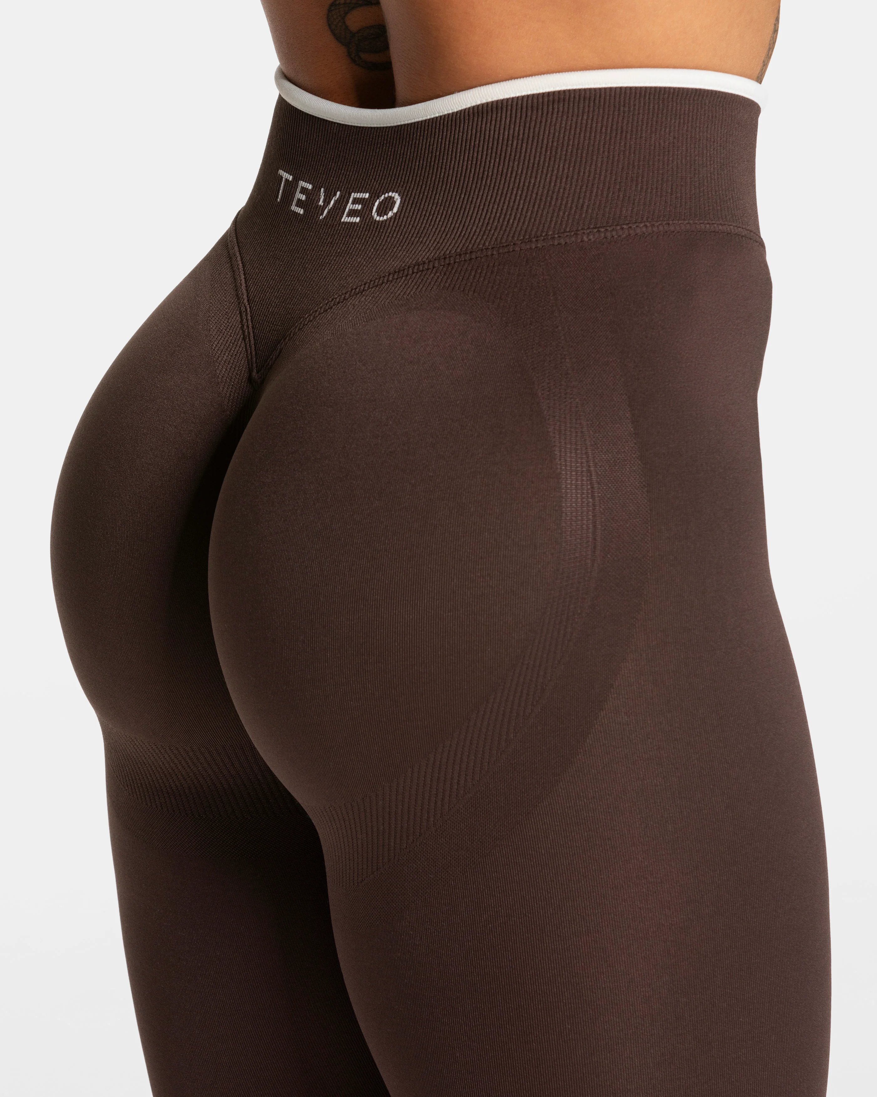 Contrastline Sculpt Scrunch Leggings "Espresso" - Image 4