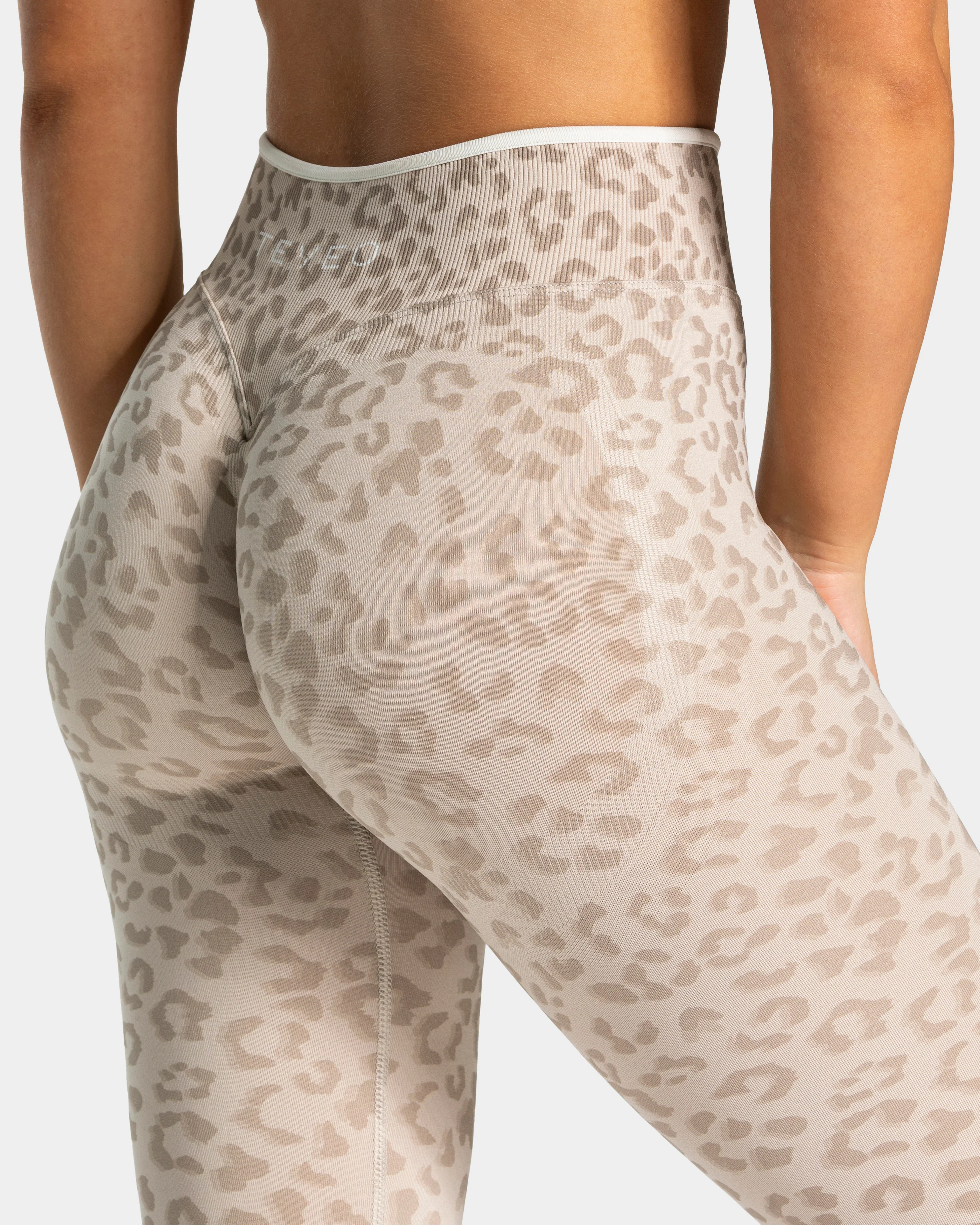 Contrastline Sculpt Scrunch Leggings "Leo Cream" - Image 4