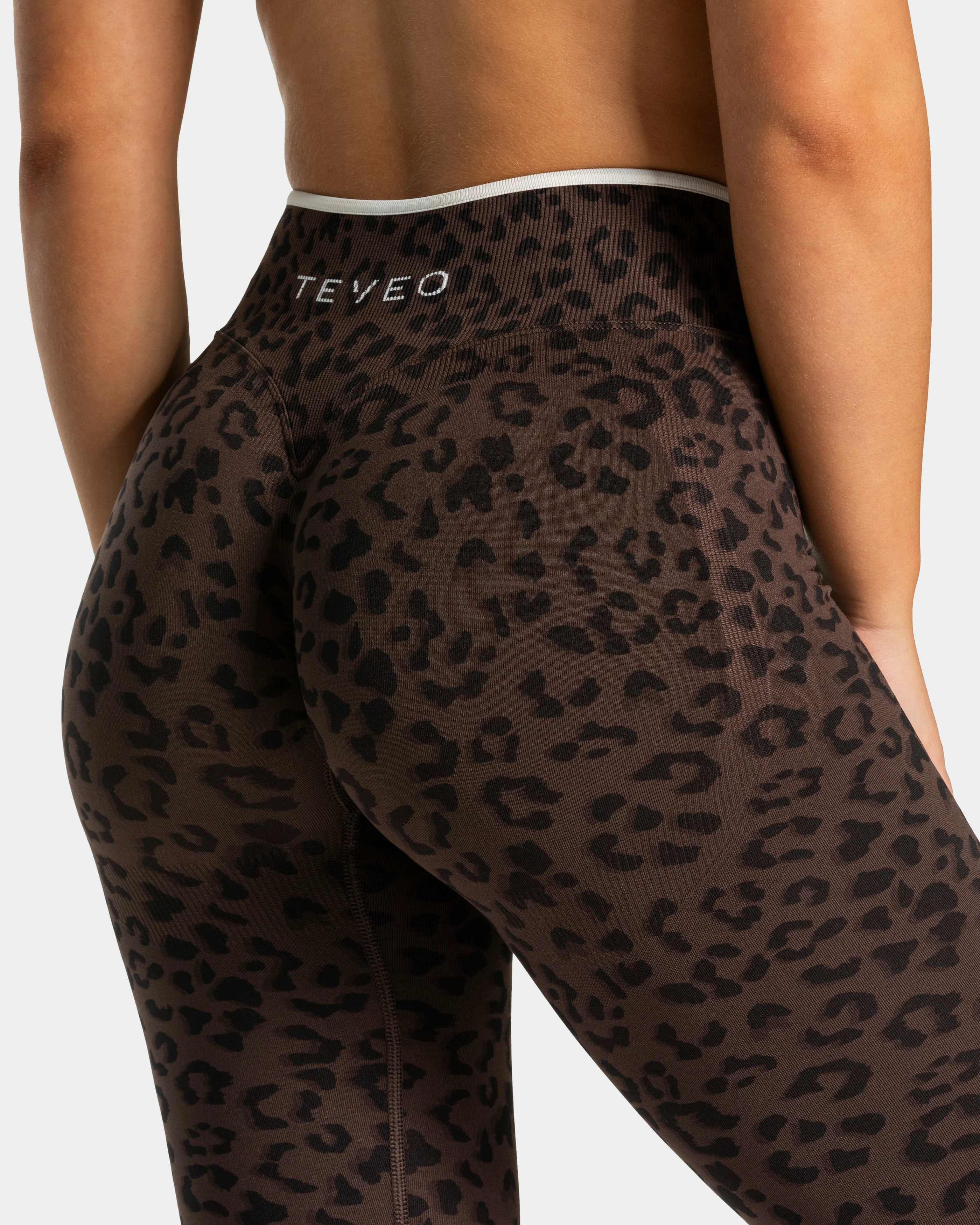 Contrastline Sculpt Scrunch Leggings "Leo Espresso" - Image 4
