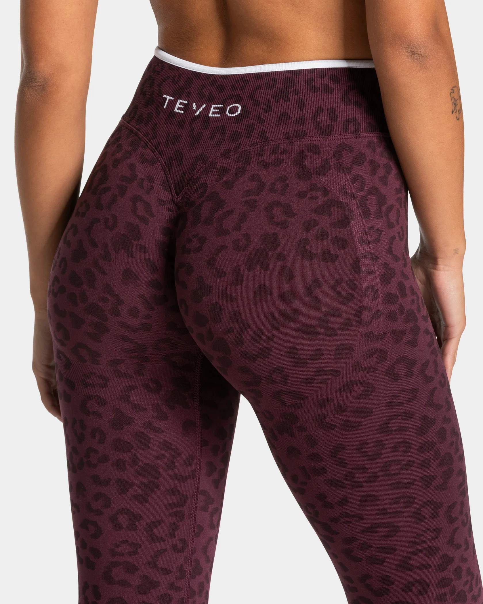 Contrastline Sculpt Scrunch Leggings "Leo Merlot" - Image 4