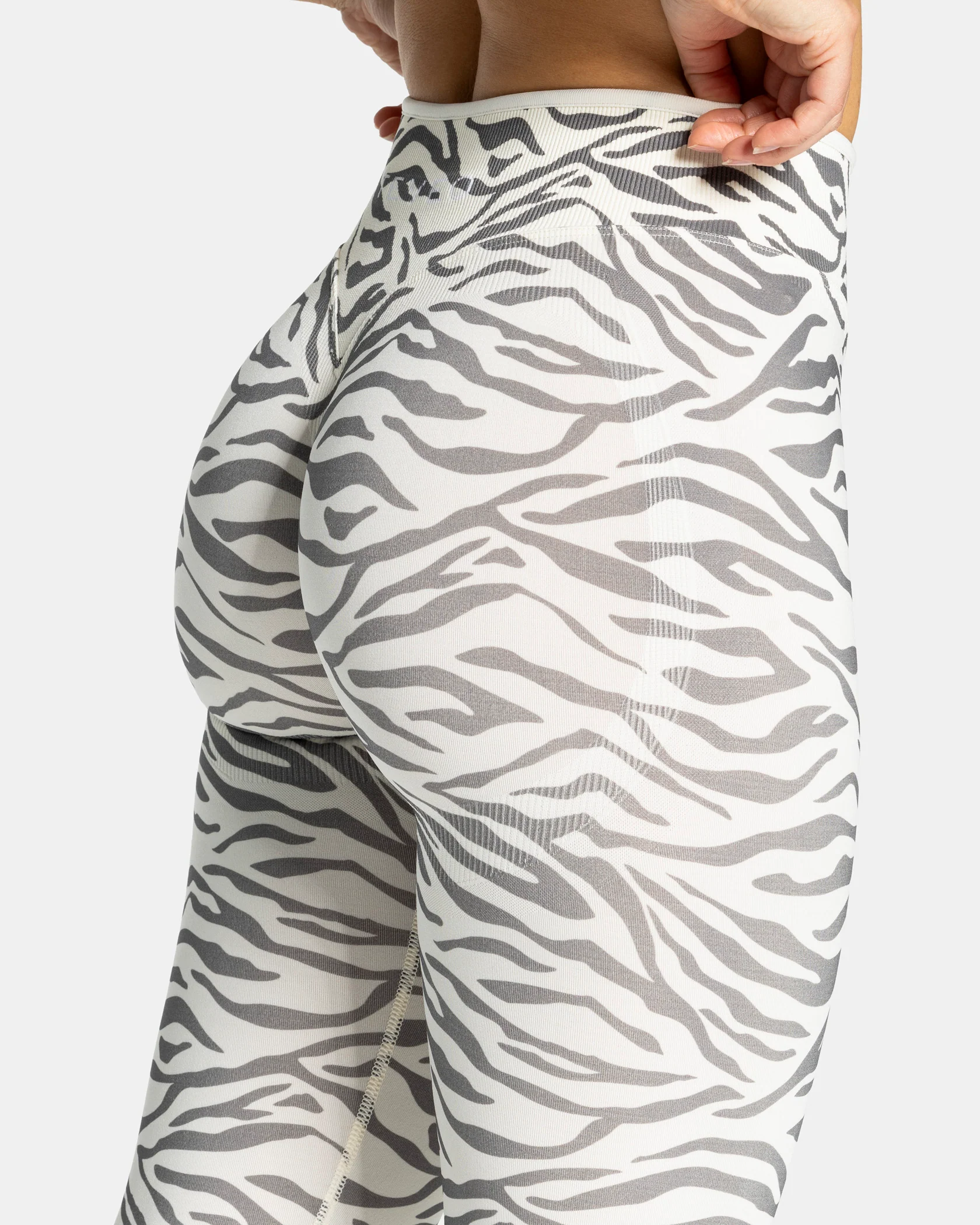 Contrastline Sculpt Scrunch Leggings "Zebra Off White" - Image 4