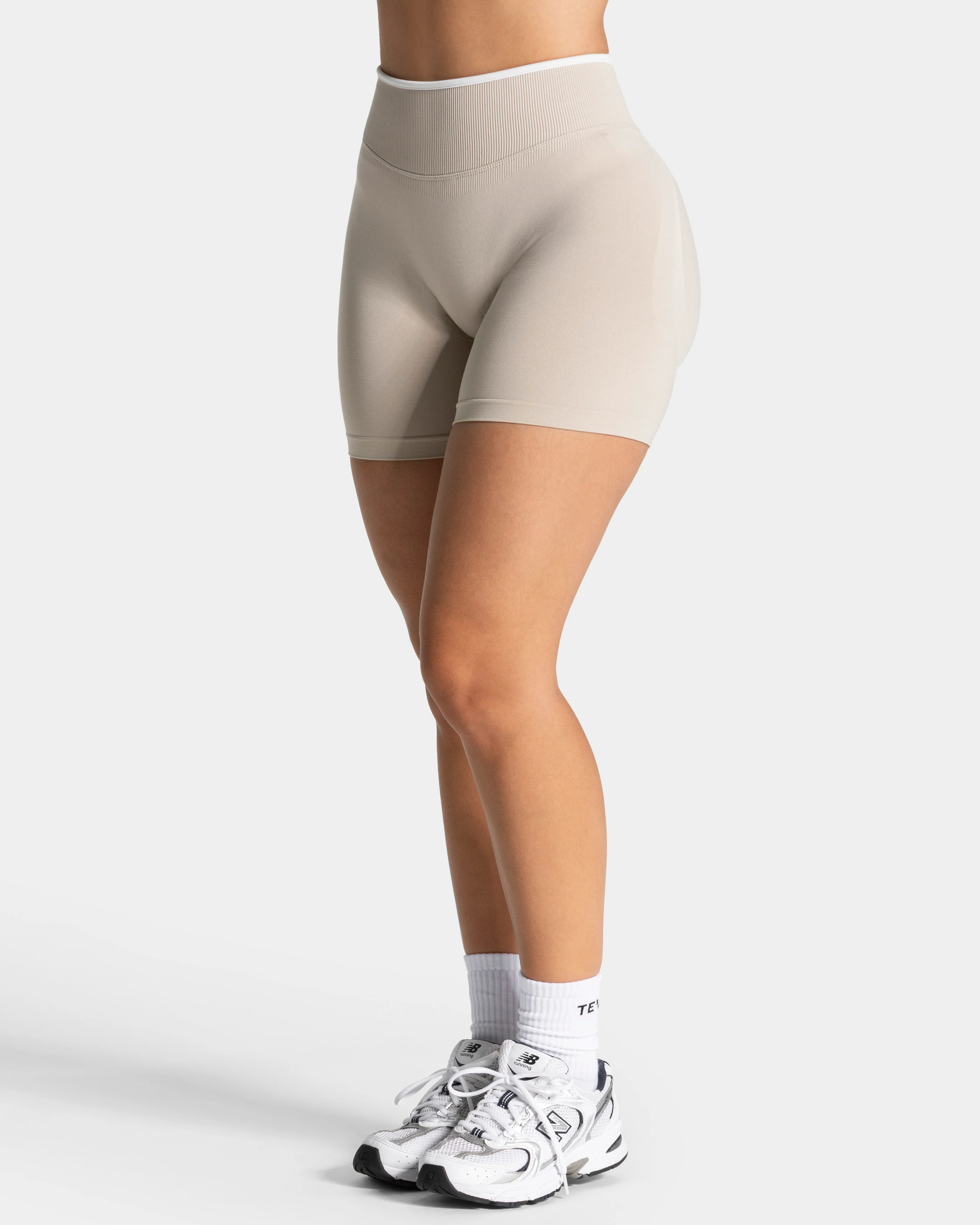 Contrastline Sculpt Scrunch Shorts "Cream" - Image 2