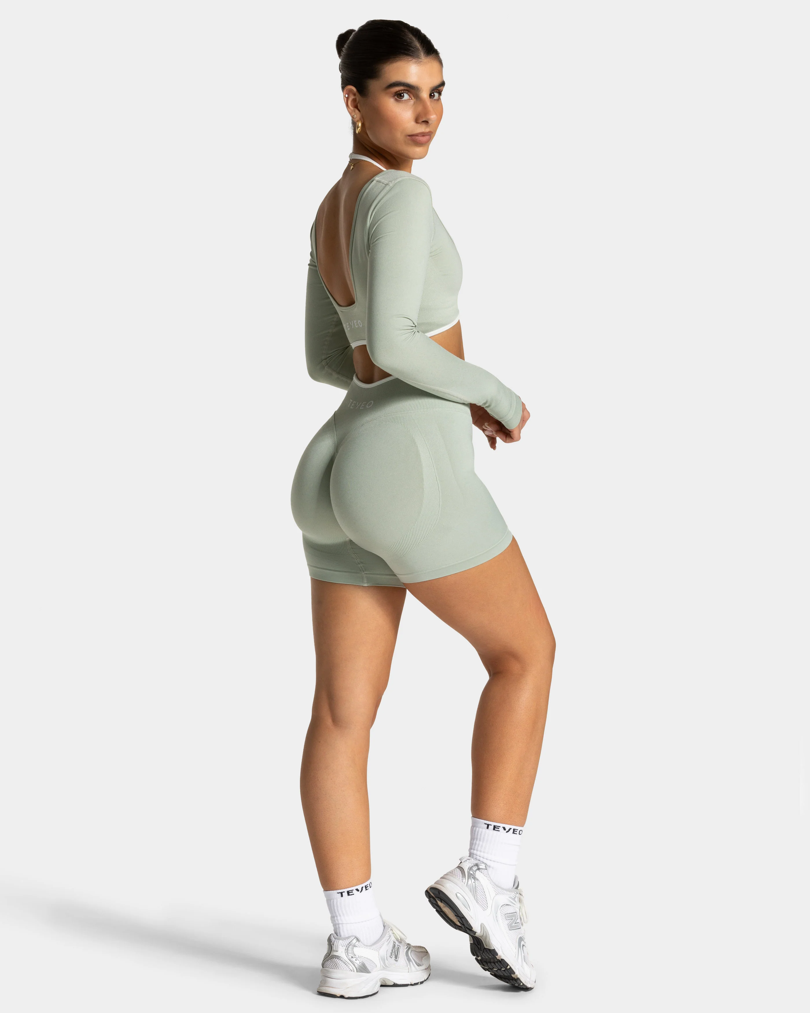Contrastline Sculpt Scrunch Shorts "Pistachio" - Image 5