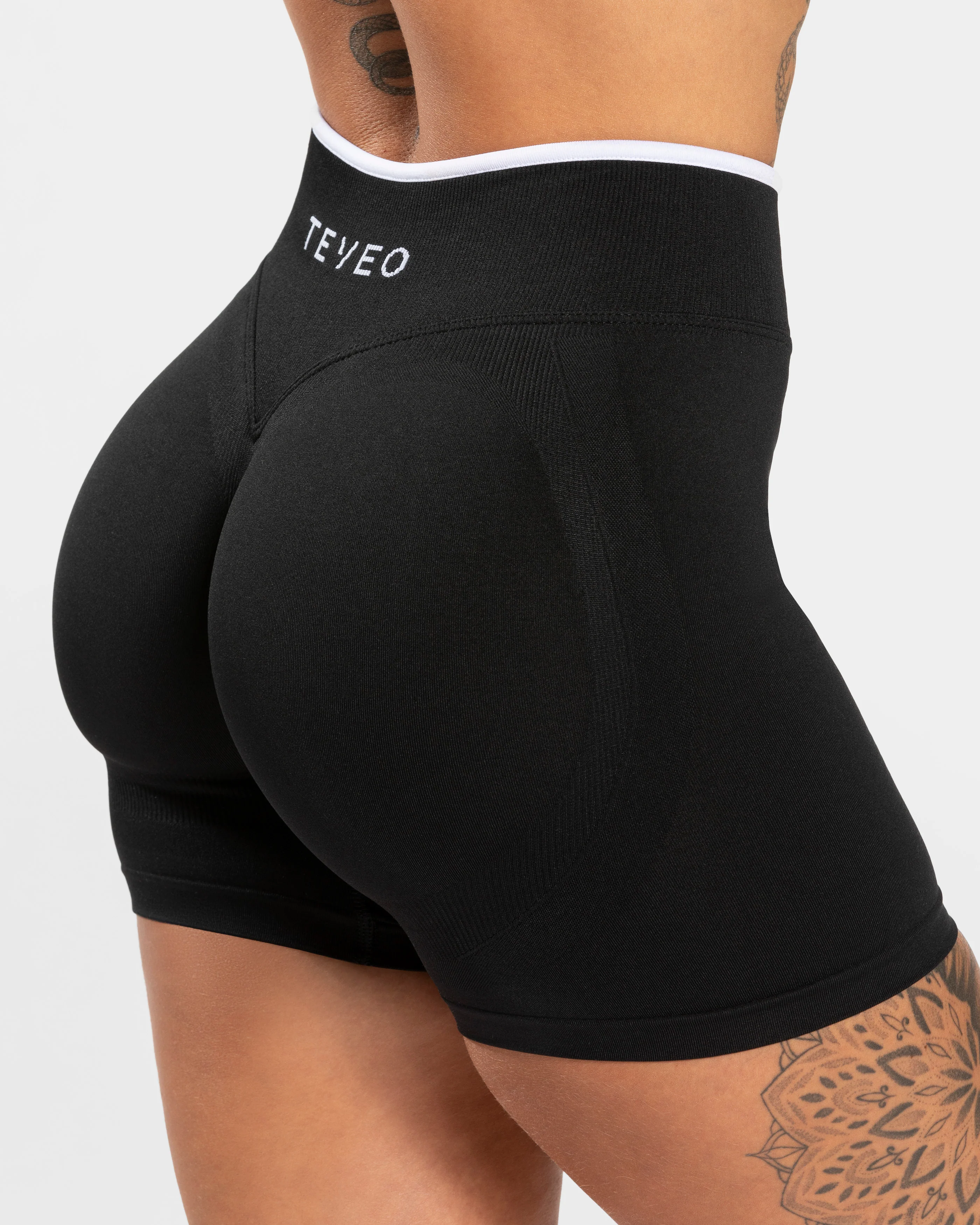 Contrastline Sculpt Scrunch Shorts "Schwarz" - Image 4