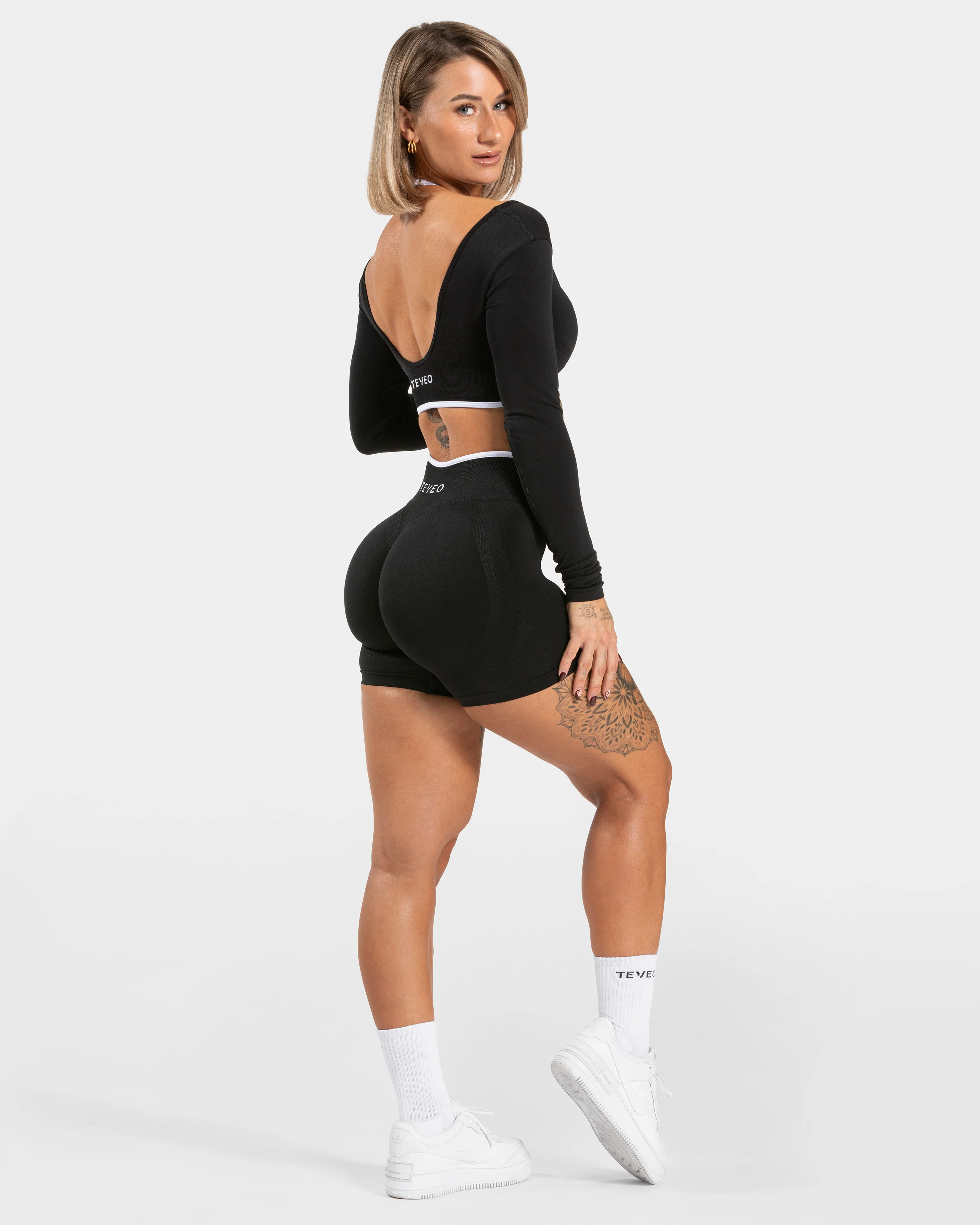 Contrastline Sculpt Scrunch Shorts "Schwarz" - Image 5
