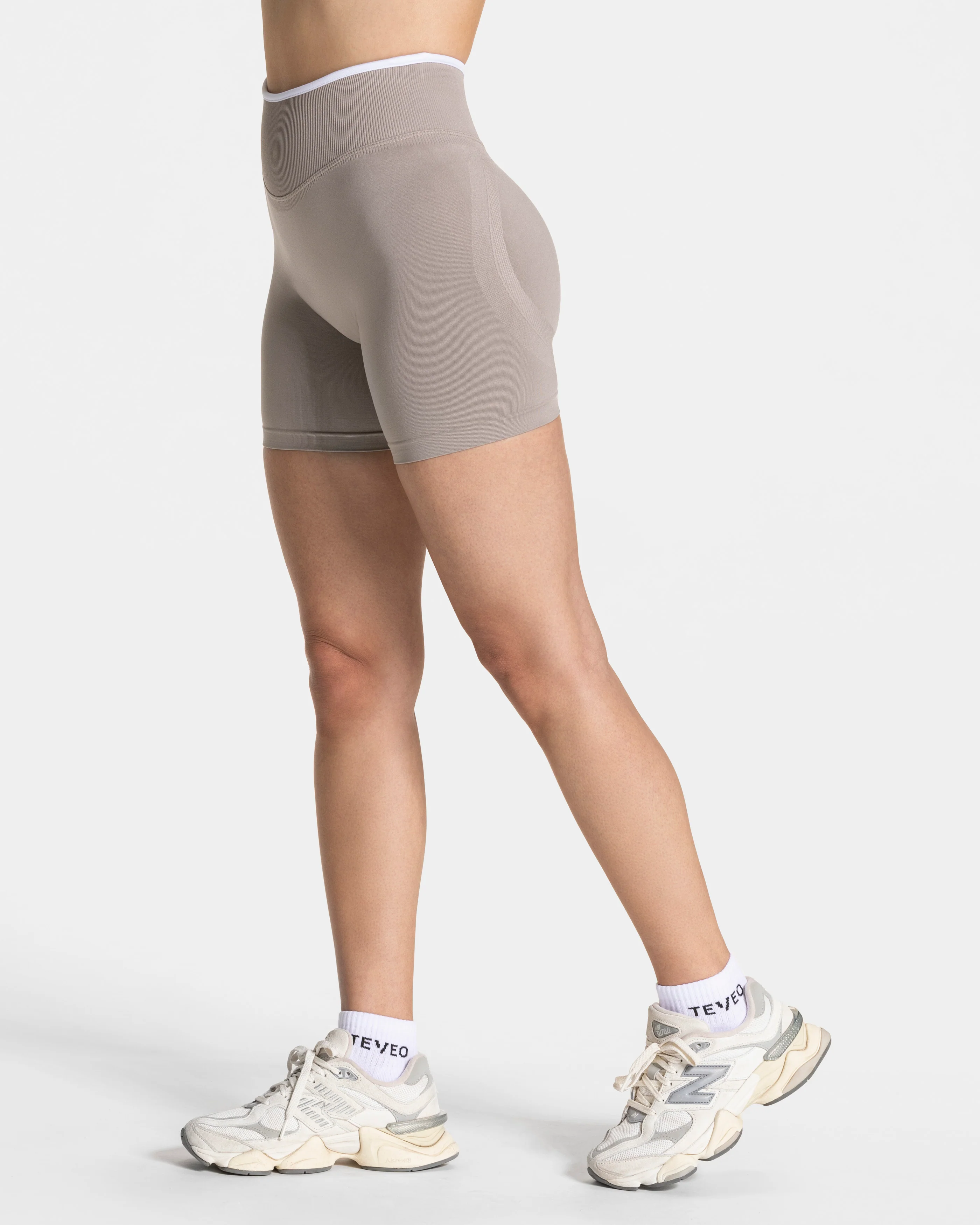 Contrastline Sculpt Scrunch Shorts "Stone" - Image 2