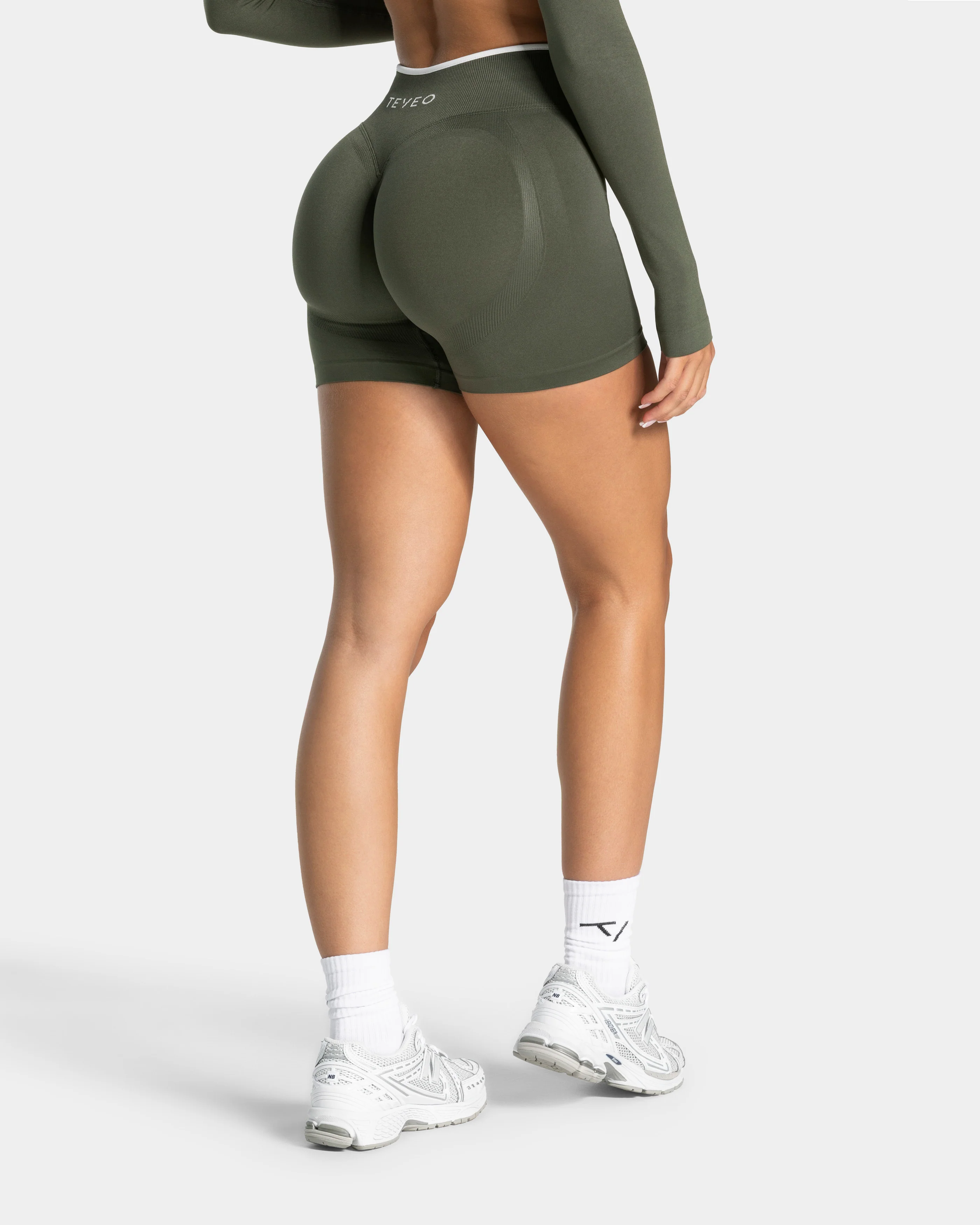 Contrastline Sculpt Scrunch Shorts "Khaki" - Image 2