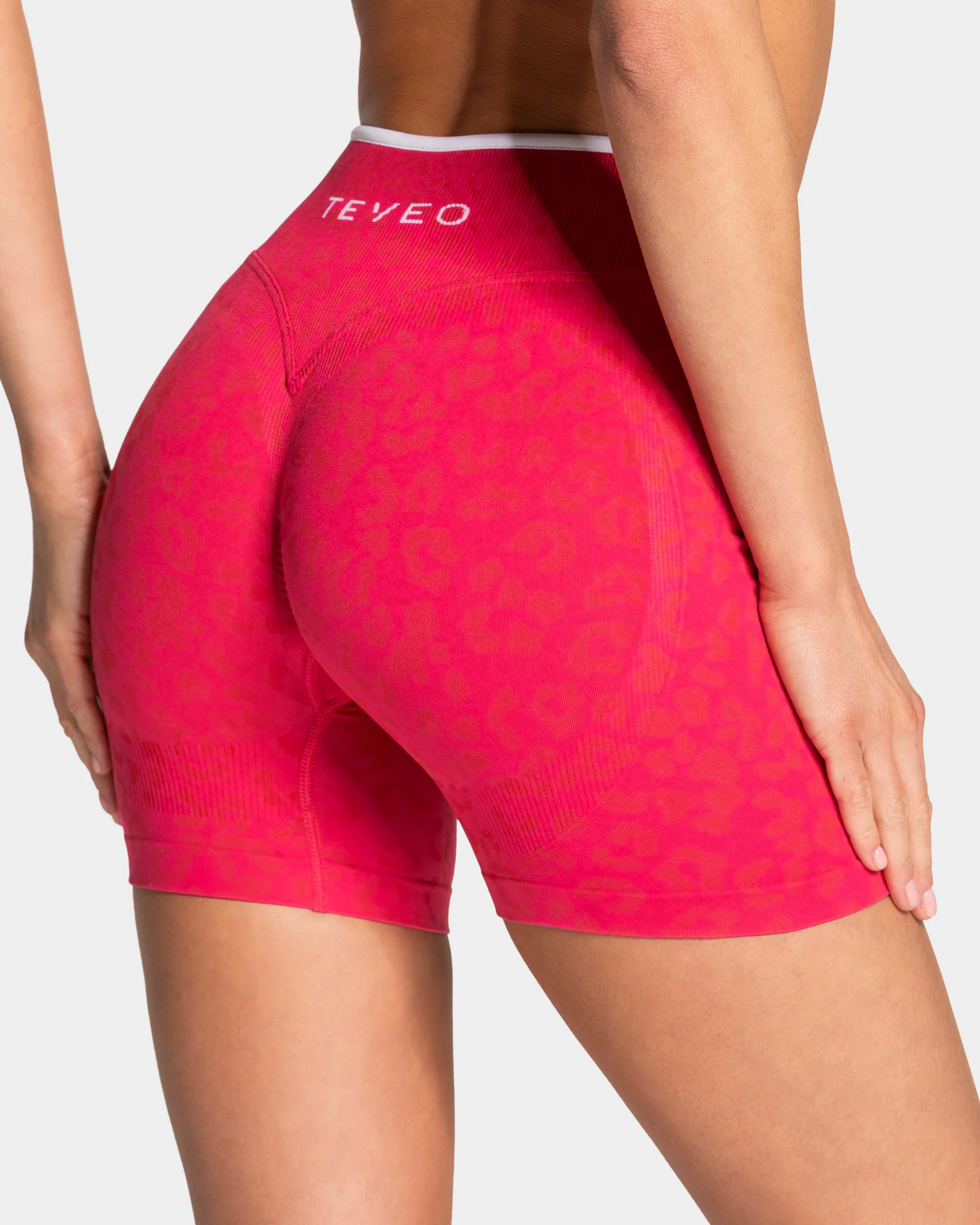 Contrastline Sculpt Scrunch Shorts "Leo Berry" - Image 4