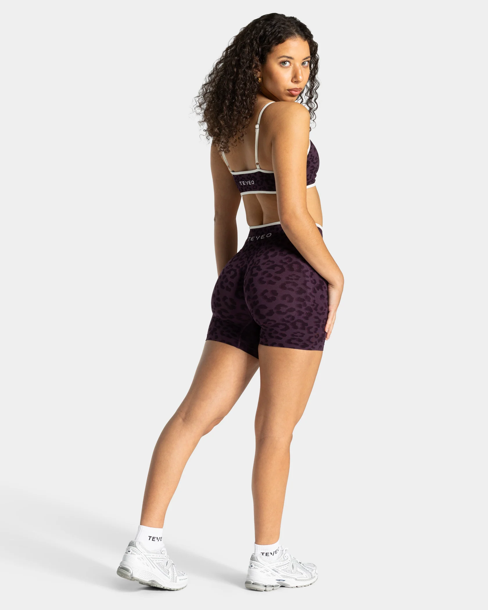 Contrastline Sculpt Scrunch Shorts "Leo Blackberry" - Image 5