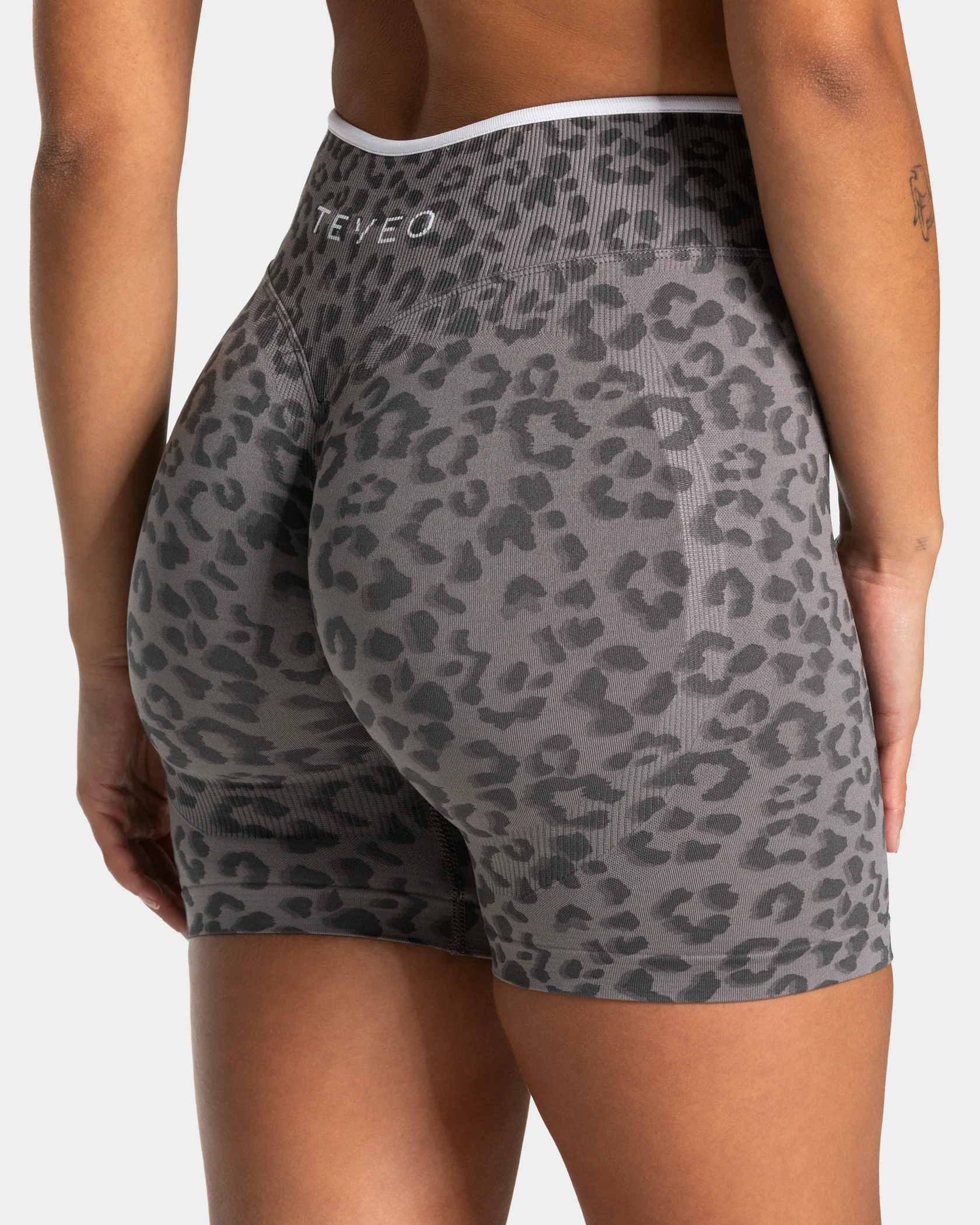 Contrastline Sculpt Scrunch Shorts "Leo Graphit" - Image 4