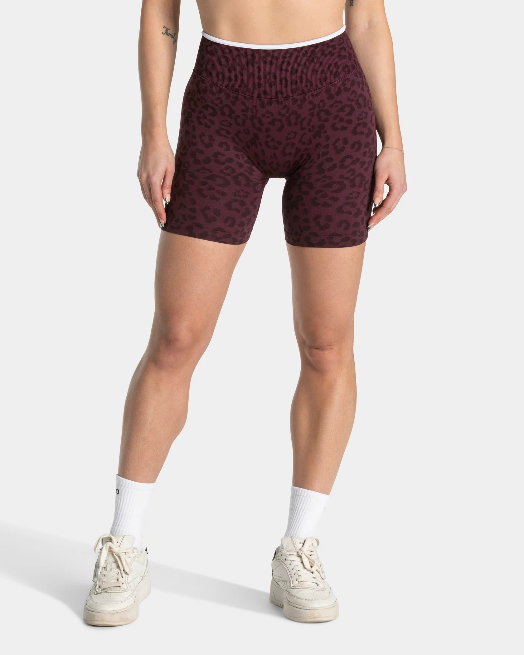 Contrastline Sculpt Scrunch Shorts "Leo Merlot" - Image 2