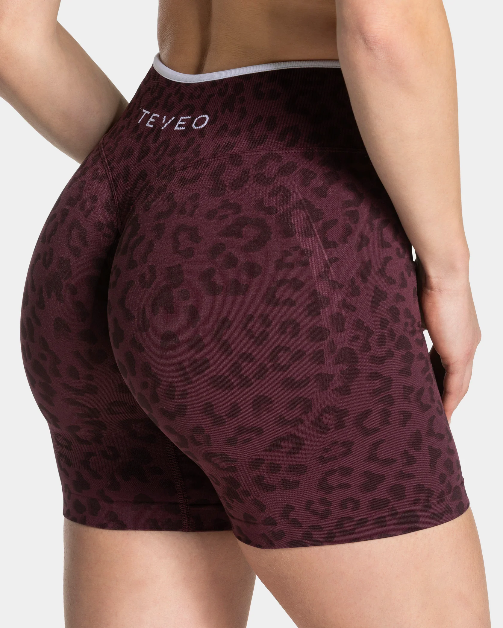 Contrastline Sculpt Scrunch Shorts "Leo Merlot" - Image 4