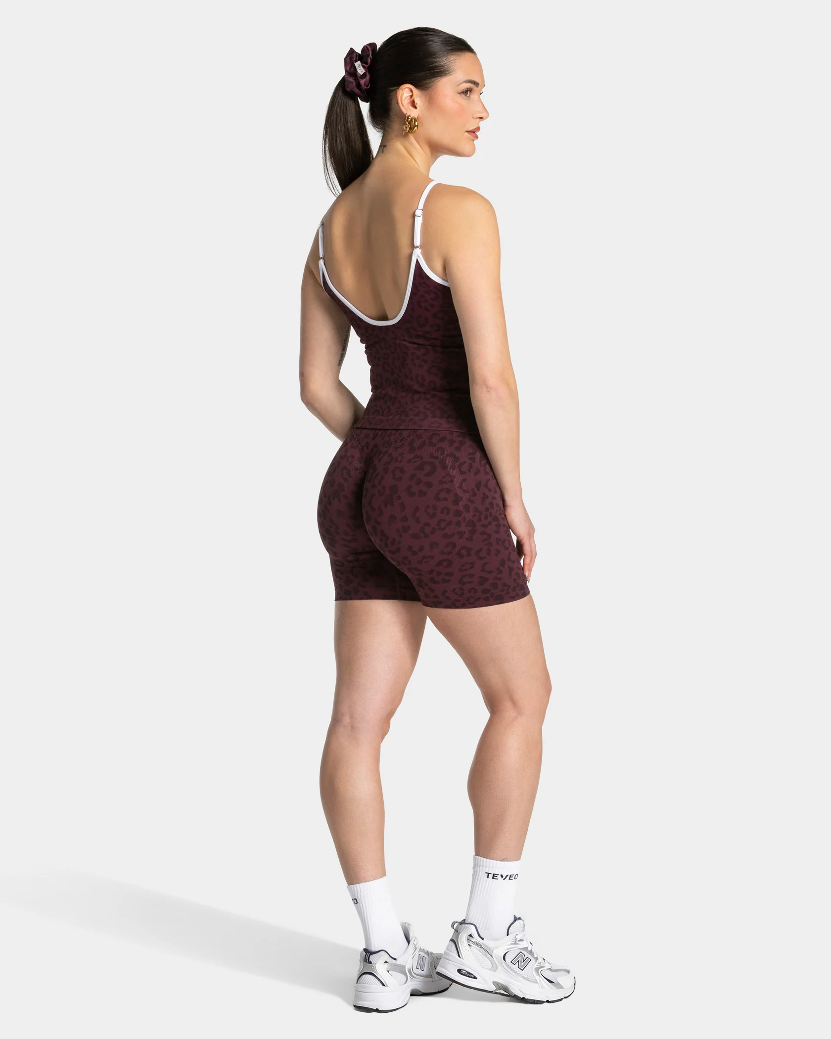 Contrastline Sculpt Scrunch Shorts "Leo Merlot" - Image 5
