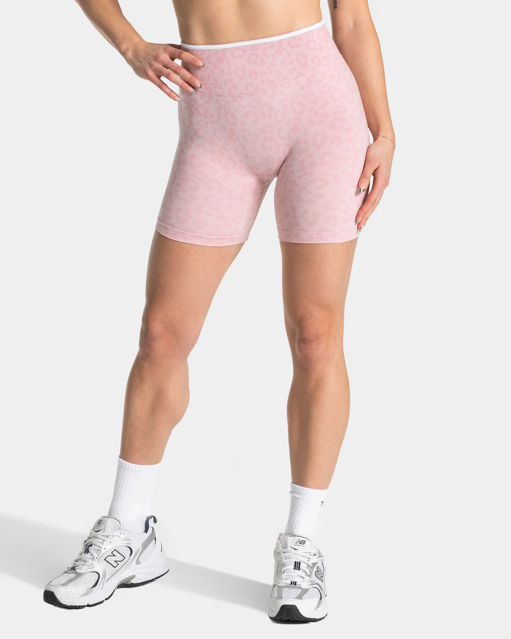 Contrastline Sculpt Scrunch Shorts "Leo Rosa" - Image 2