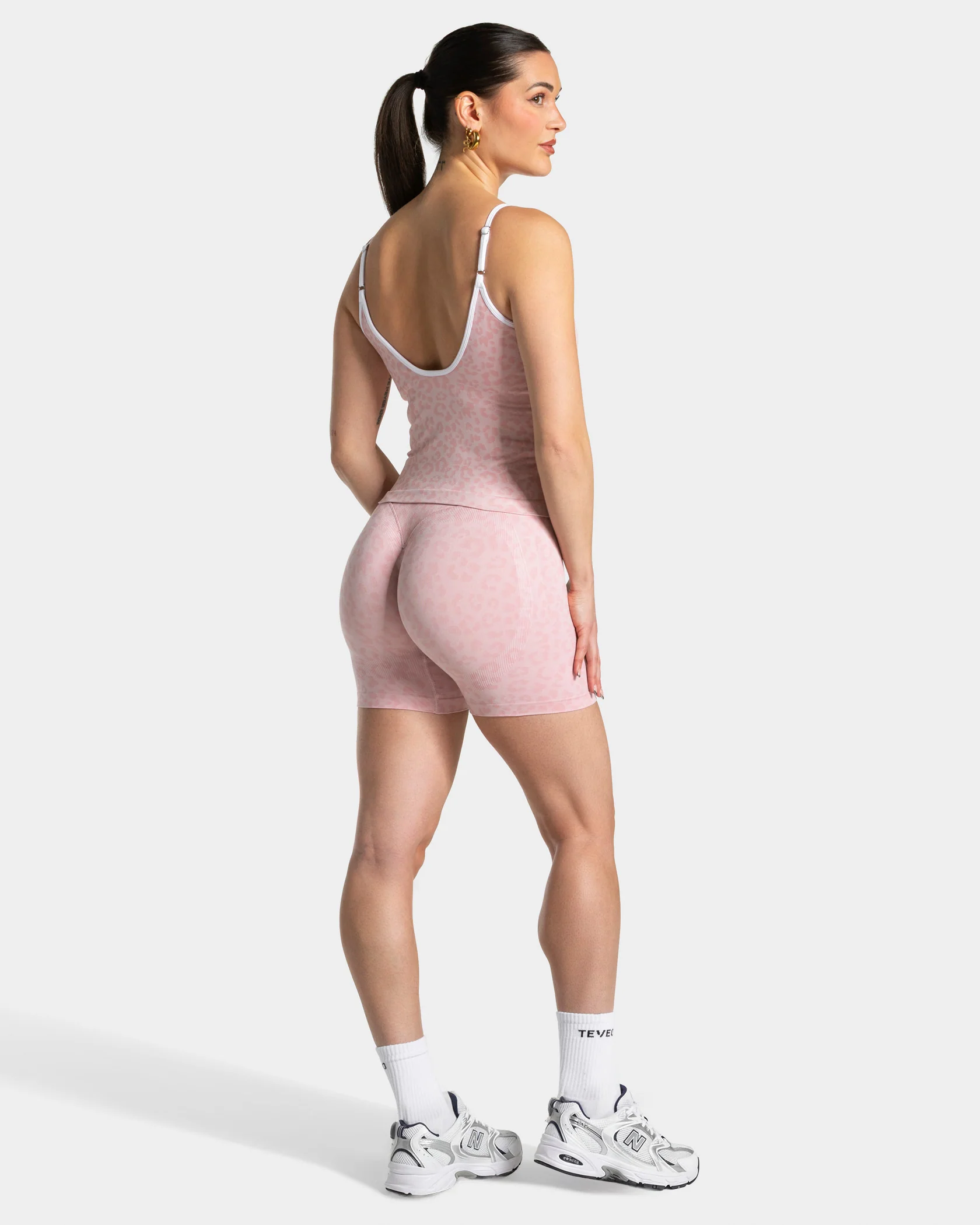 Contrastline Sculpt Scrunch Shorts "Leo Rosa" - Image 5