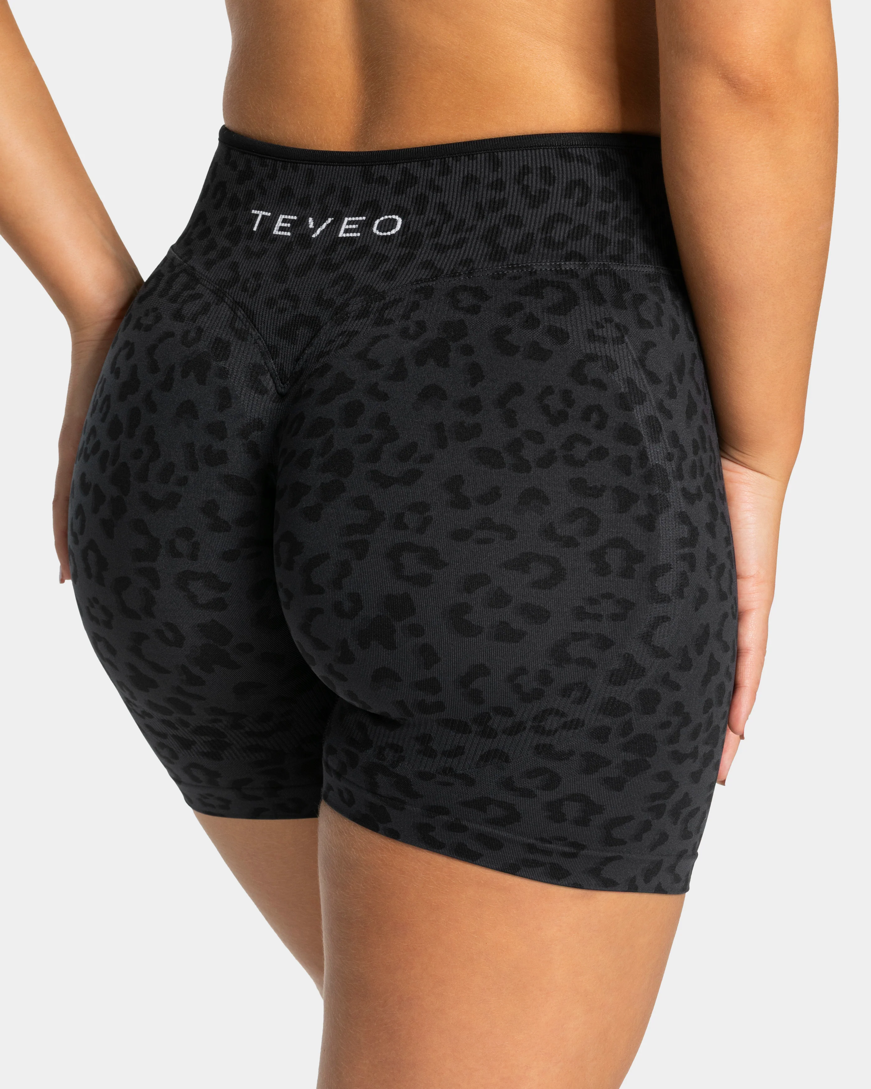Contrastline Sculpt Scrunch Shorts "Leo Schwarz" - Image 4