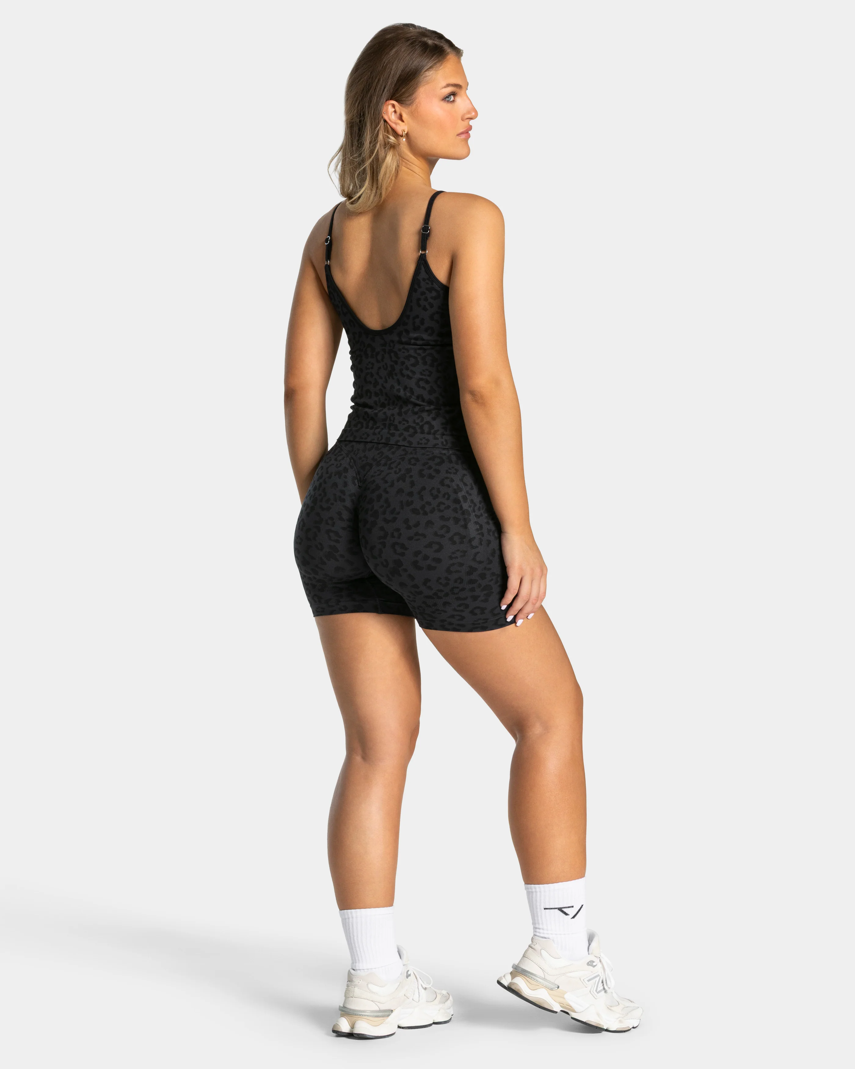 Contrastline Sculpt Scrunch Shorts "Leo Schwarz" - Image 5