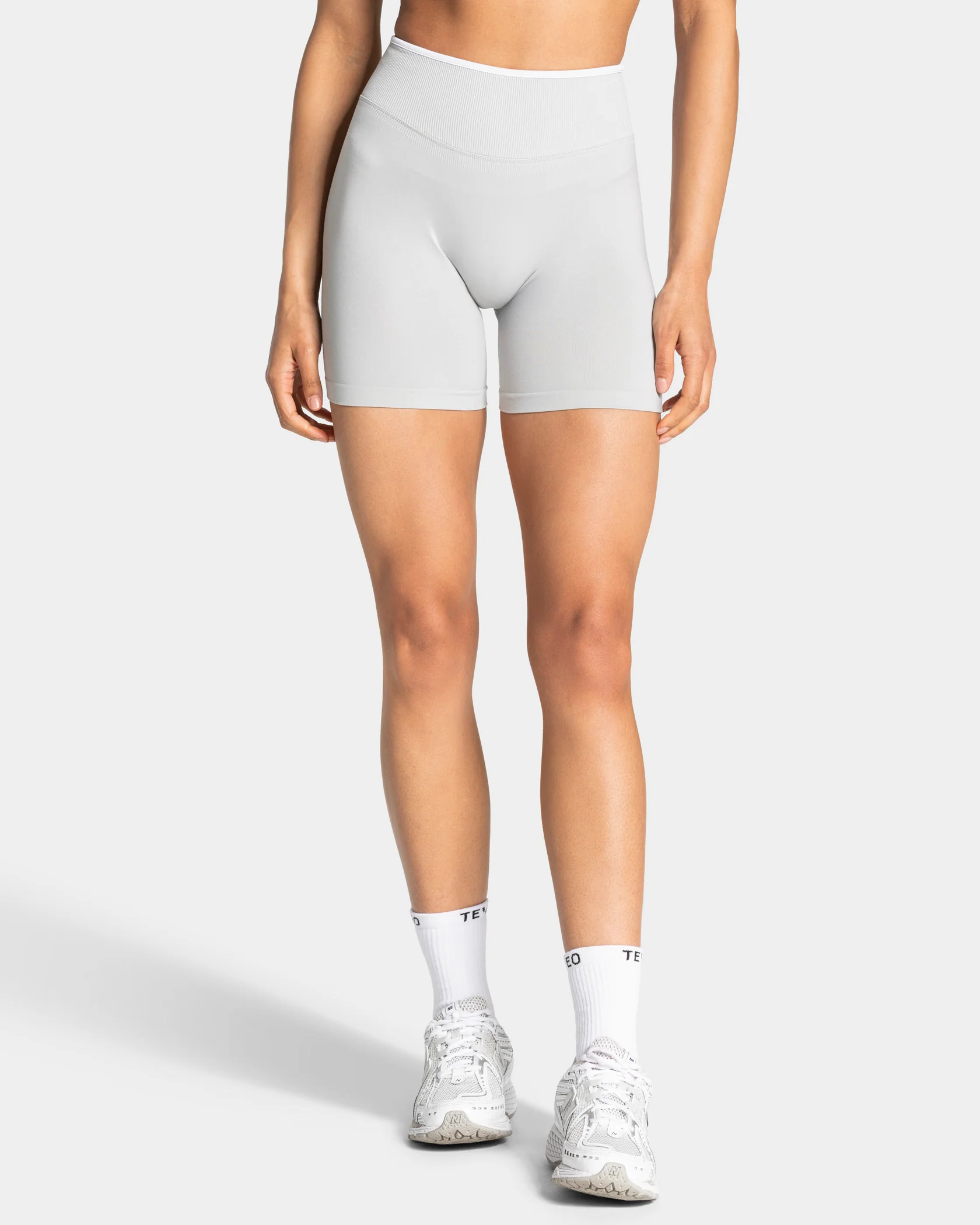 Contrastline Sculpt Scrunch Shorts "Moon" - Image 2