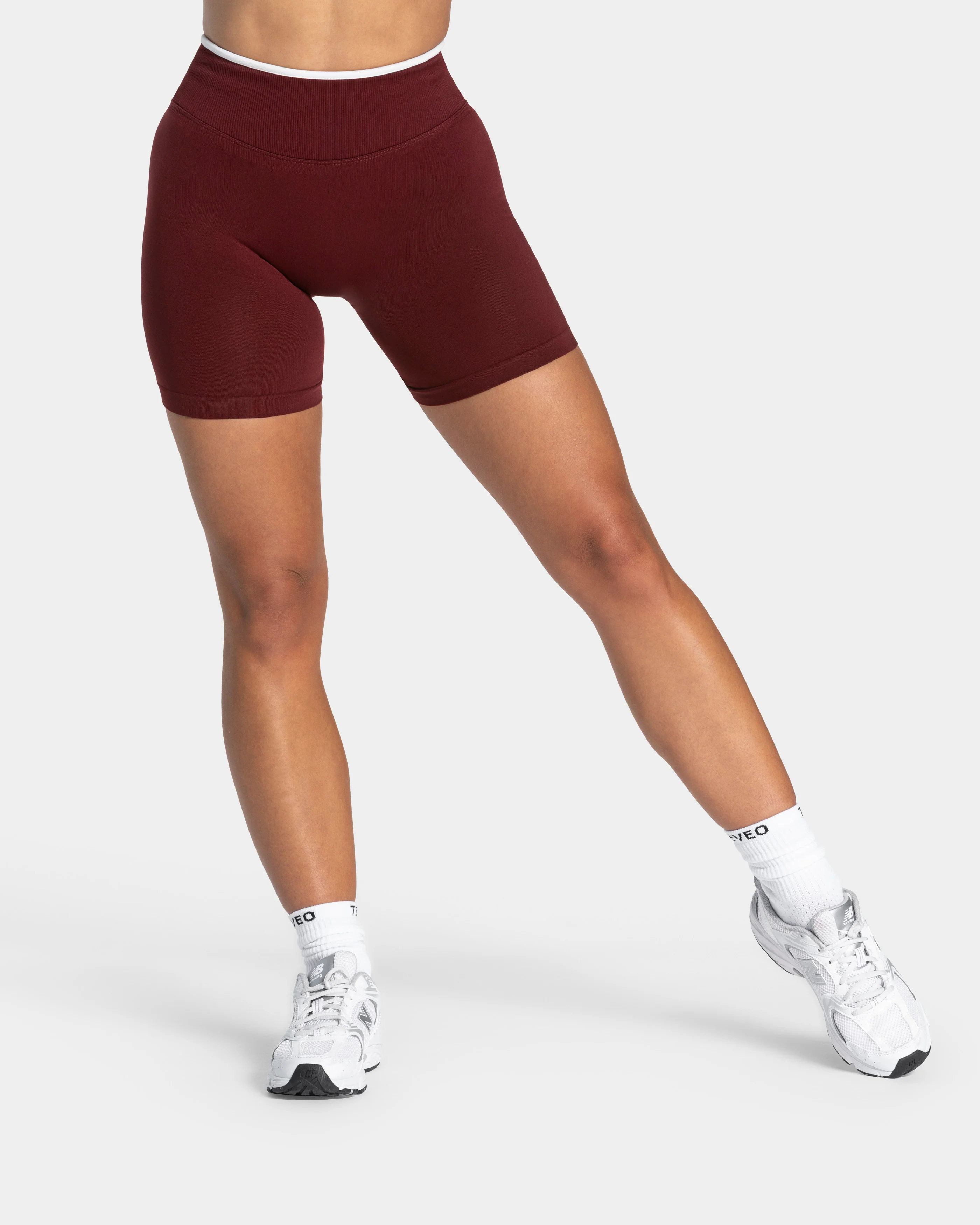 Contrastline Sculpt Scrunch Shorts "Weinrot" - Image 2