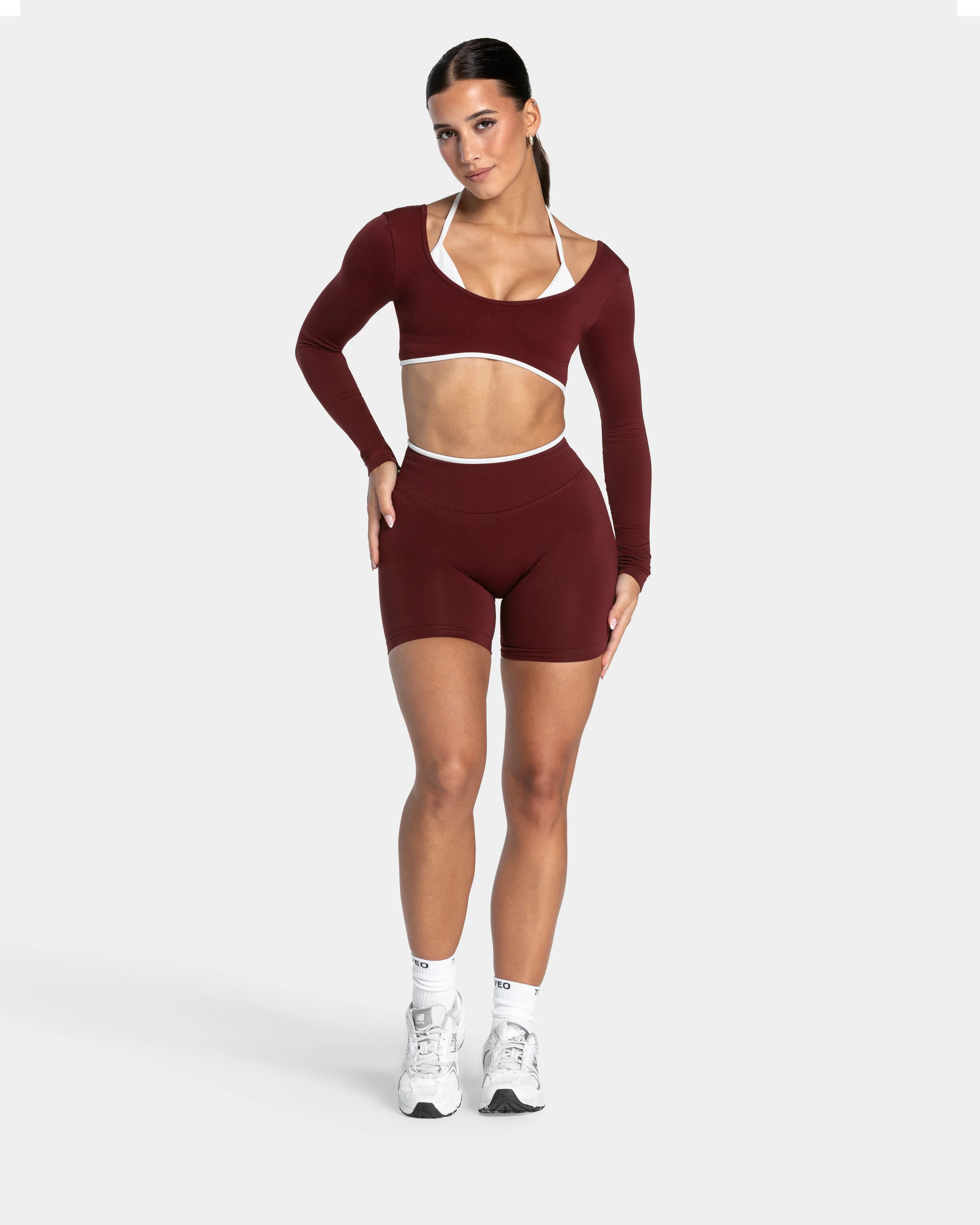 Contrastline Sculpt Scrunch Shorts "Weinrot" - Image 3