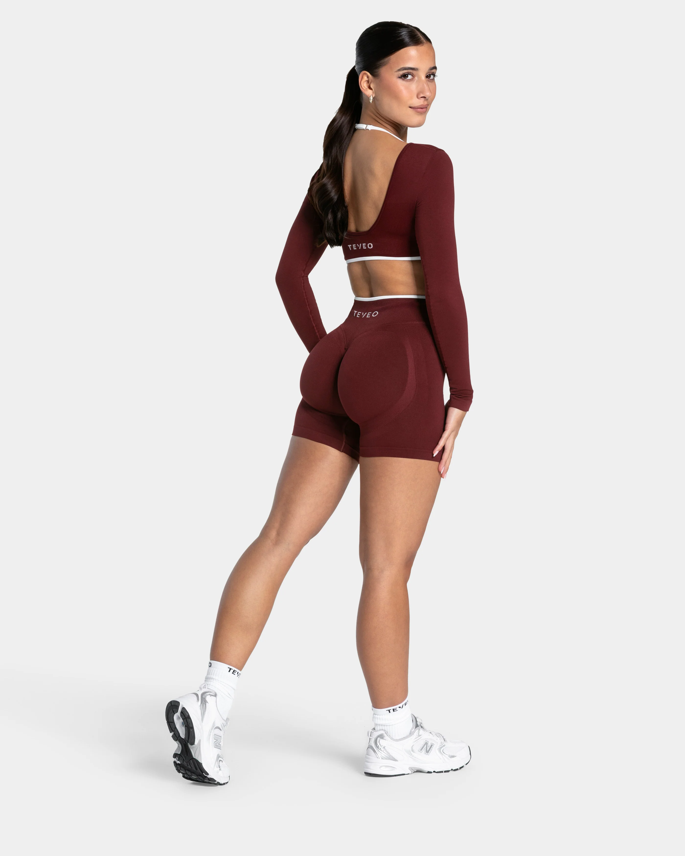 Contrastline Sculpt Scrunch Shorts "Weinrot" - Image 5