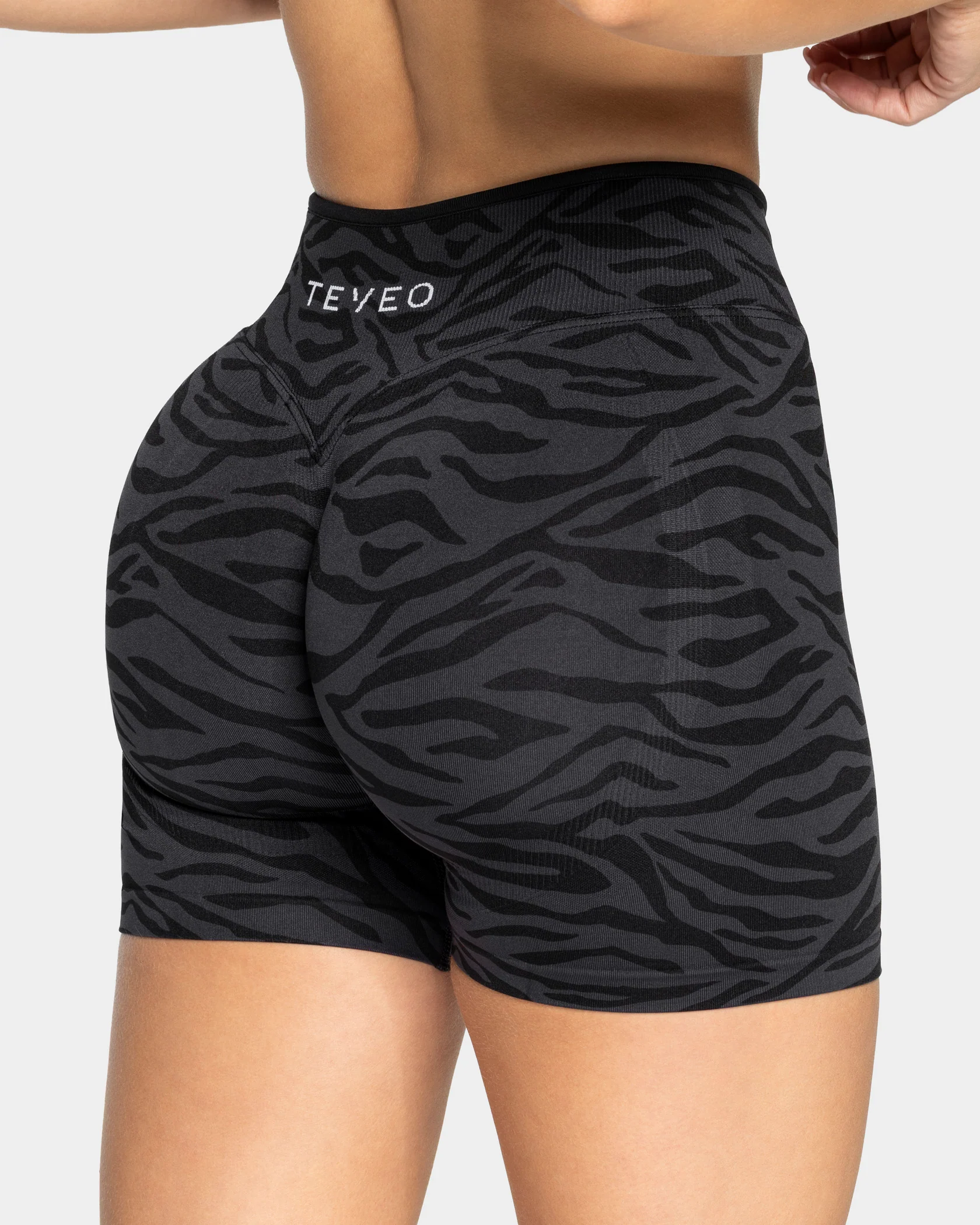 Contrastline Sculpt Scrunch Shorts "Zebra Schwarz" - Image 4