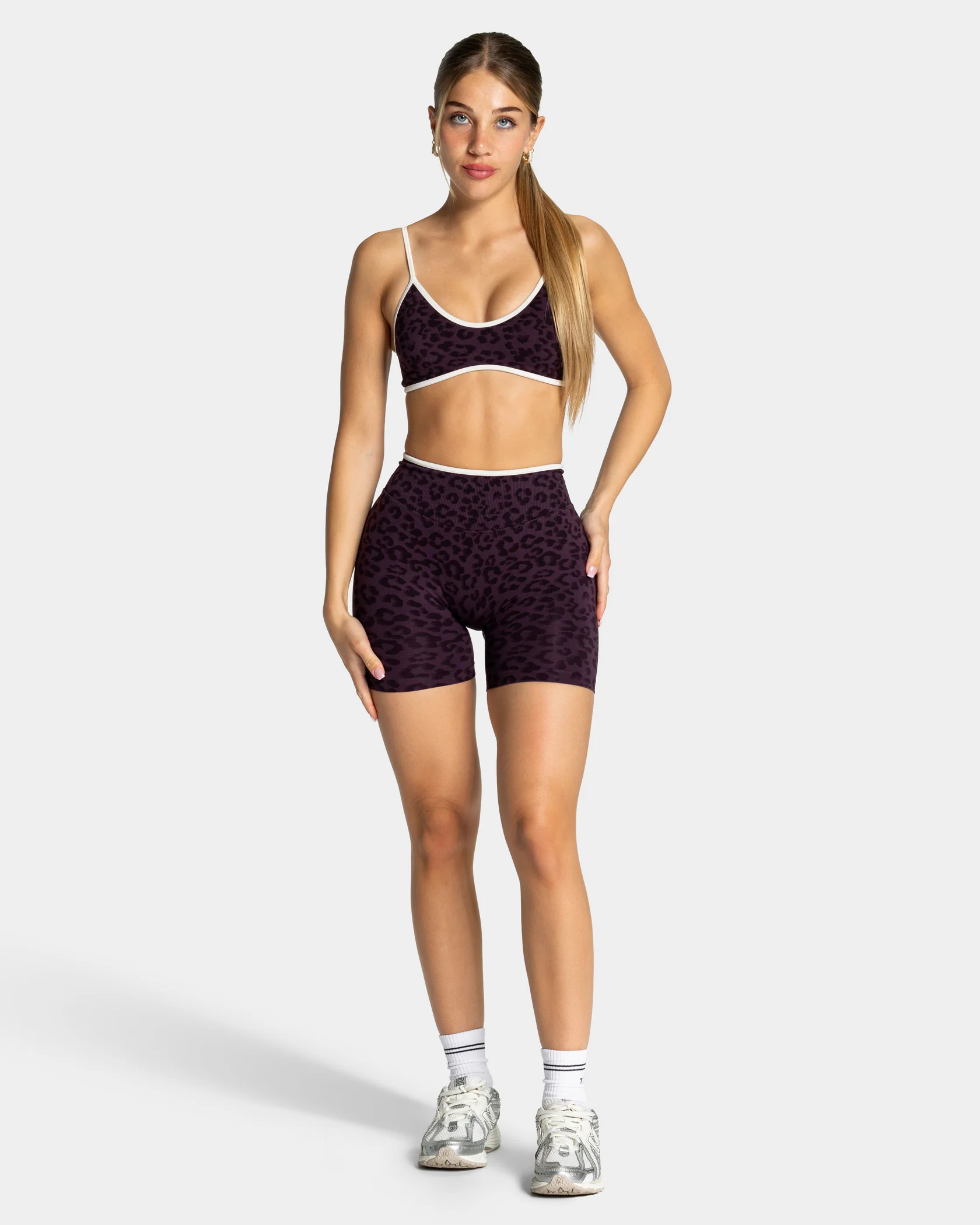 Contrastline Shorts "Leo Blackberry" - Image 3