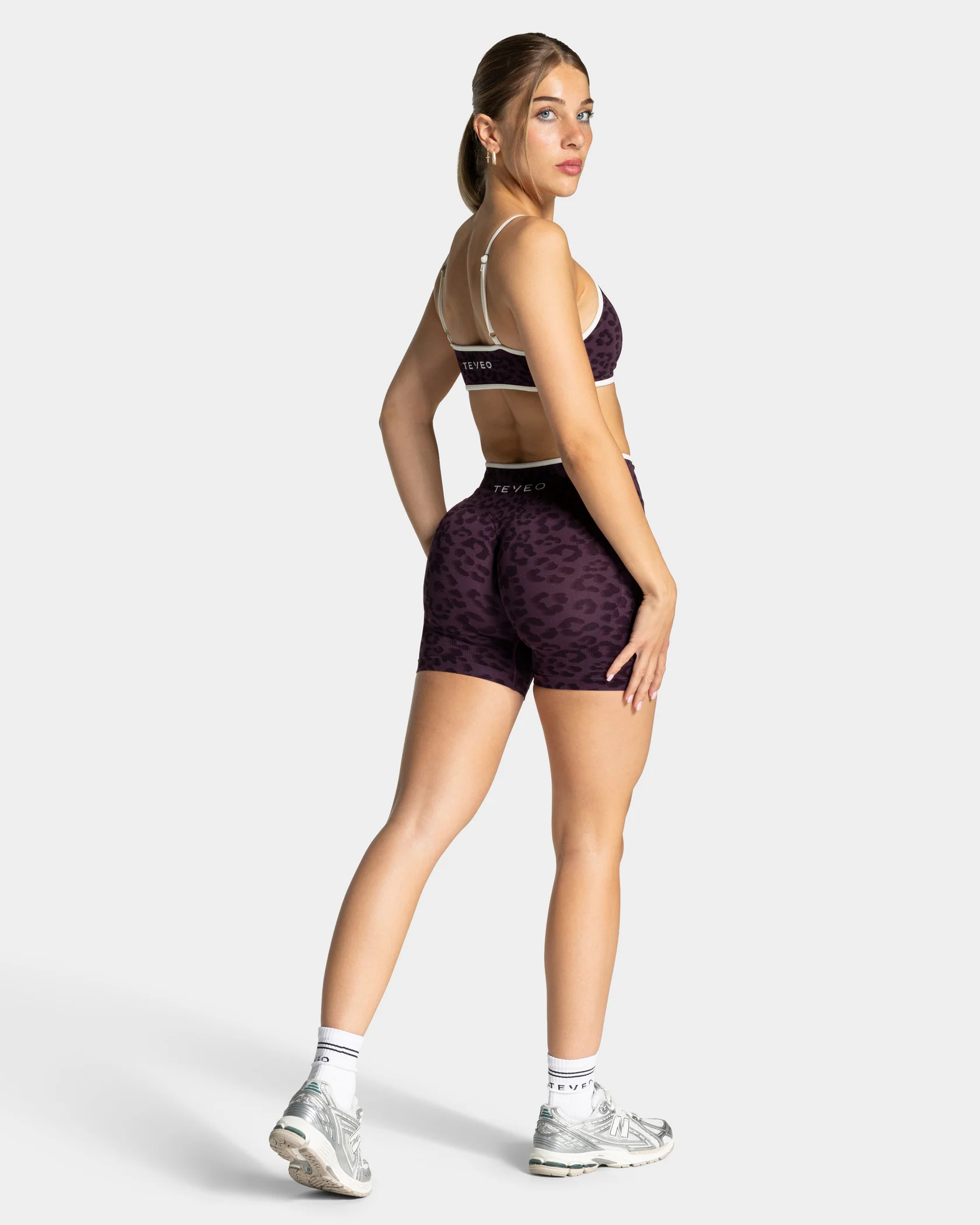 Contrastline Shorts "Leo Blackberry" - Image 5