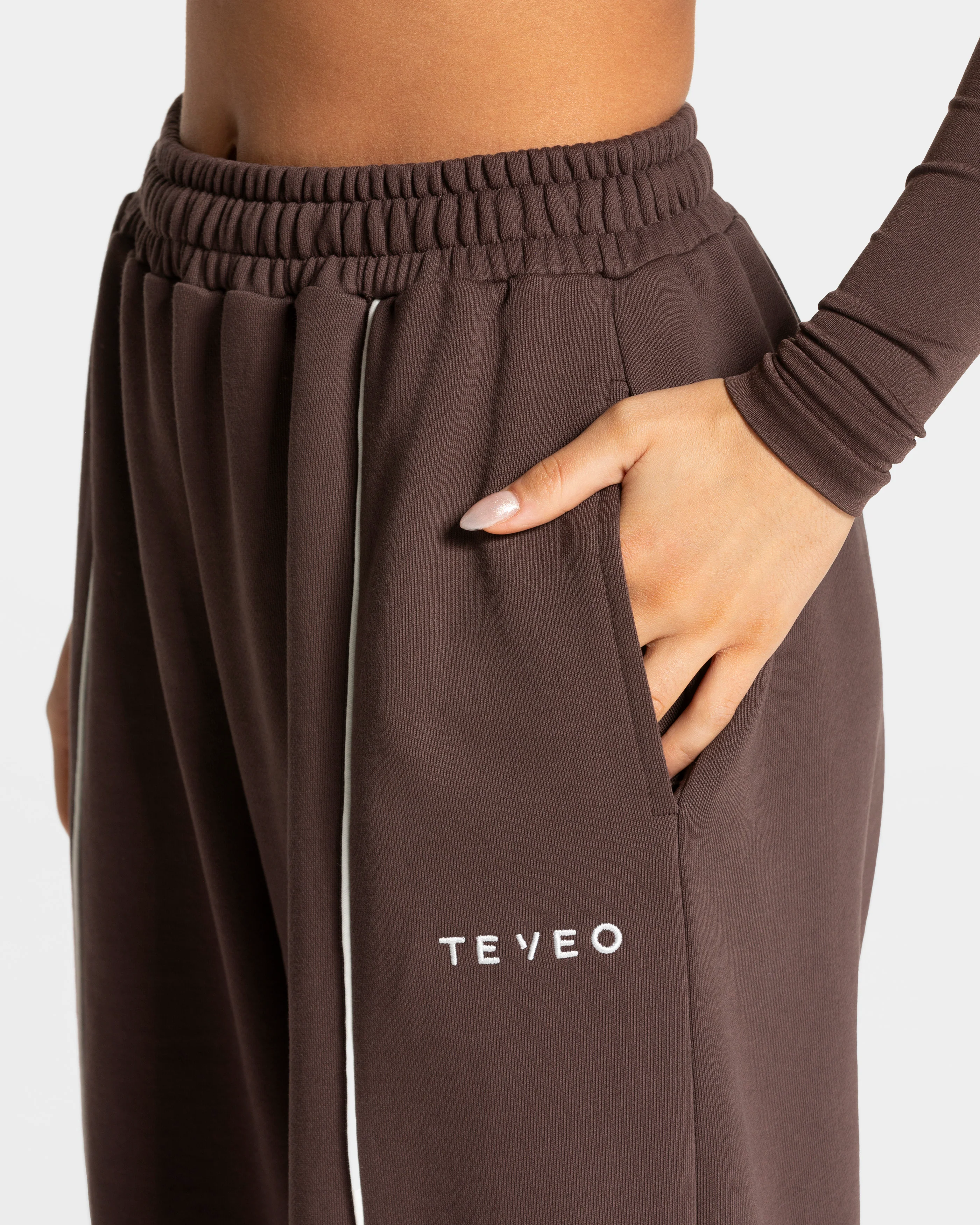Contrastline Wide Leg Jogger "Espresso" - Image 4