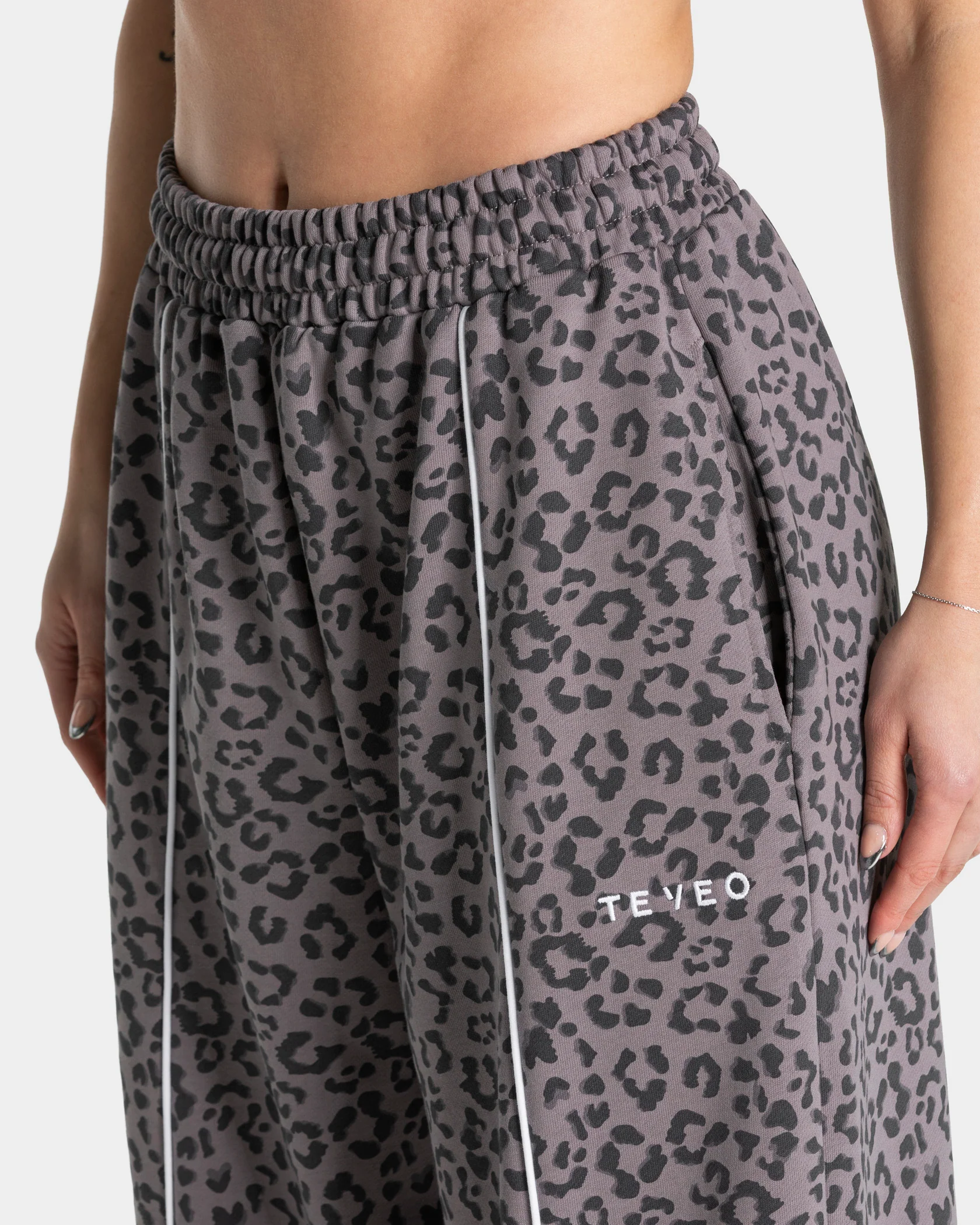 Contrastline Wide Leg Jogger "Leo Graphit" - Image 4