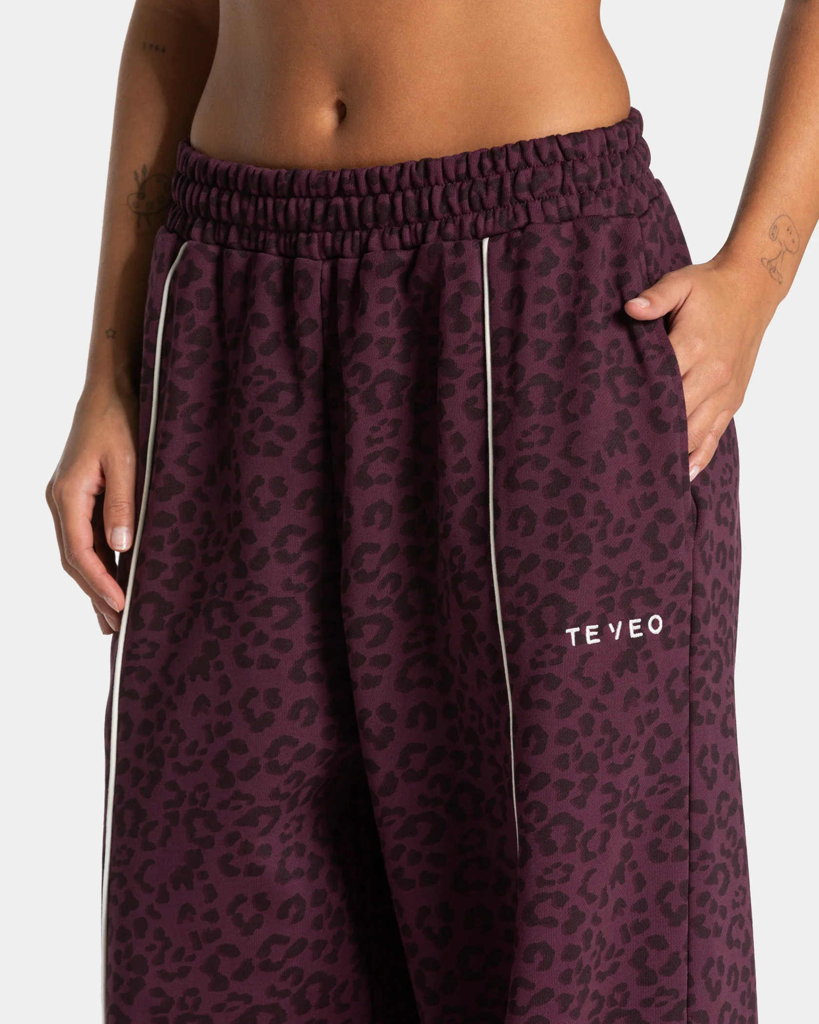 Contrastline Wide Leg Jogger "Leo Merlot" - Image 4