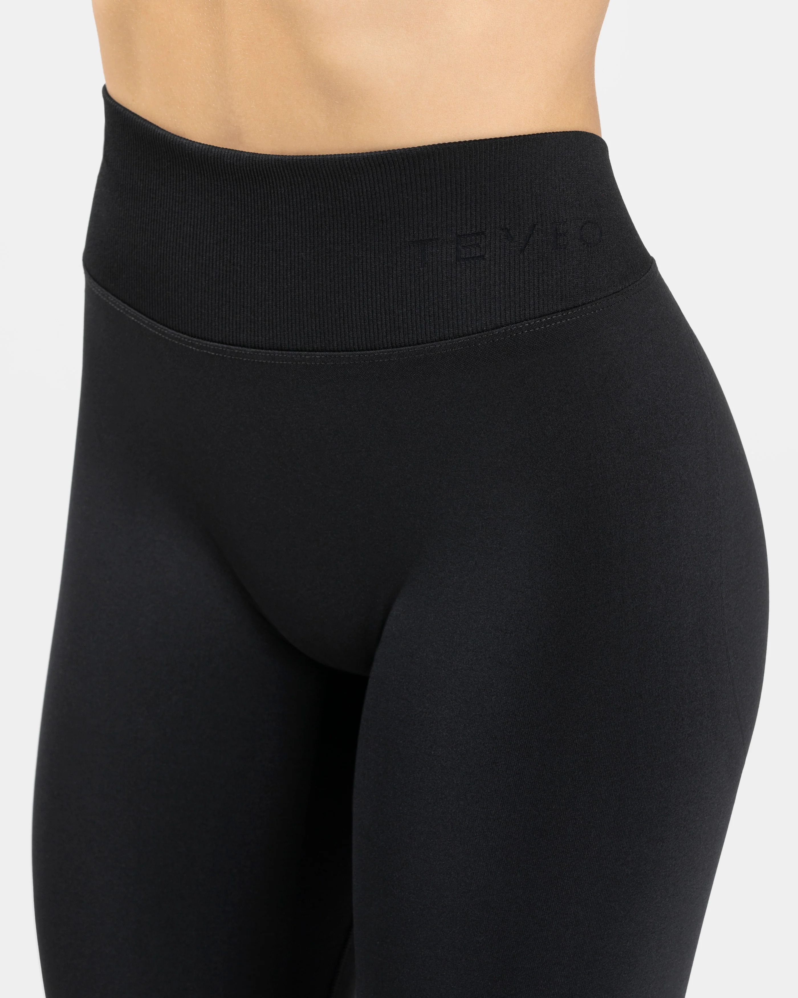 Essence V-Back Covert Scrunch Leggings "Schwarz" - Image 4