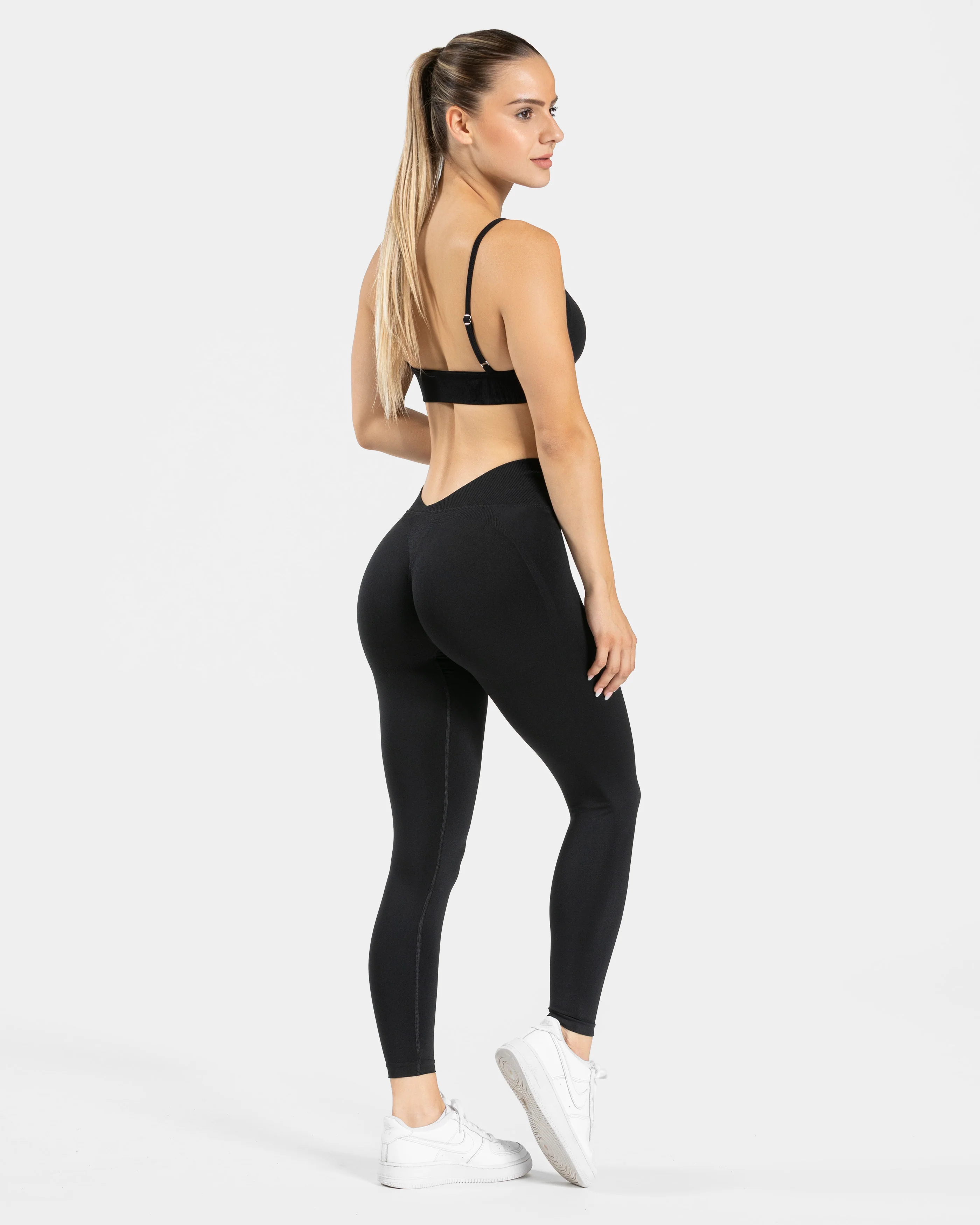 Essence V-Back Covert Scrunch Leggings "Schwarz" - Image 5