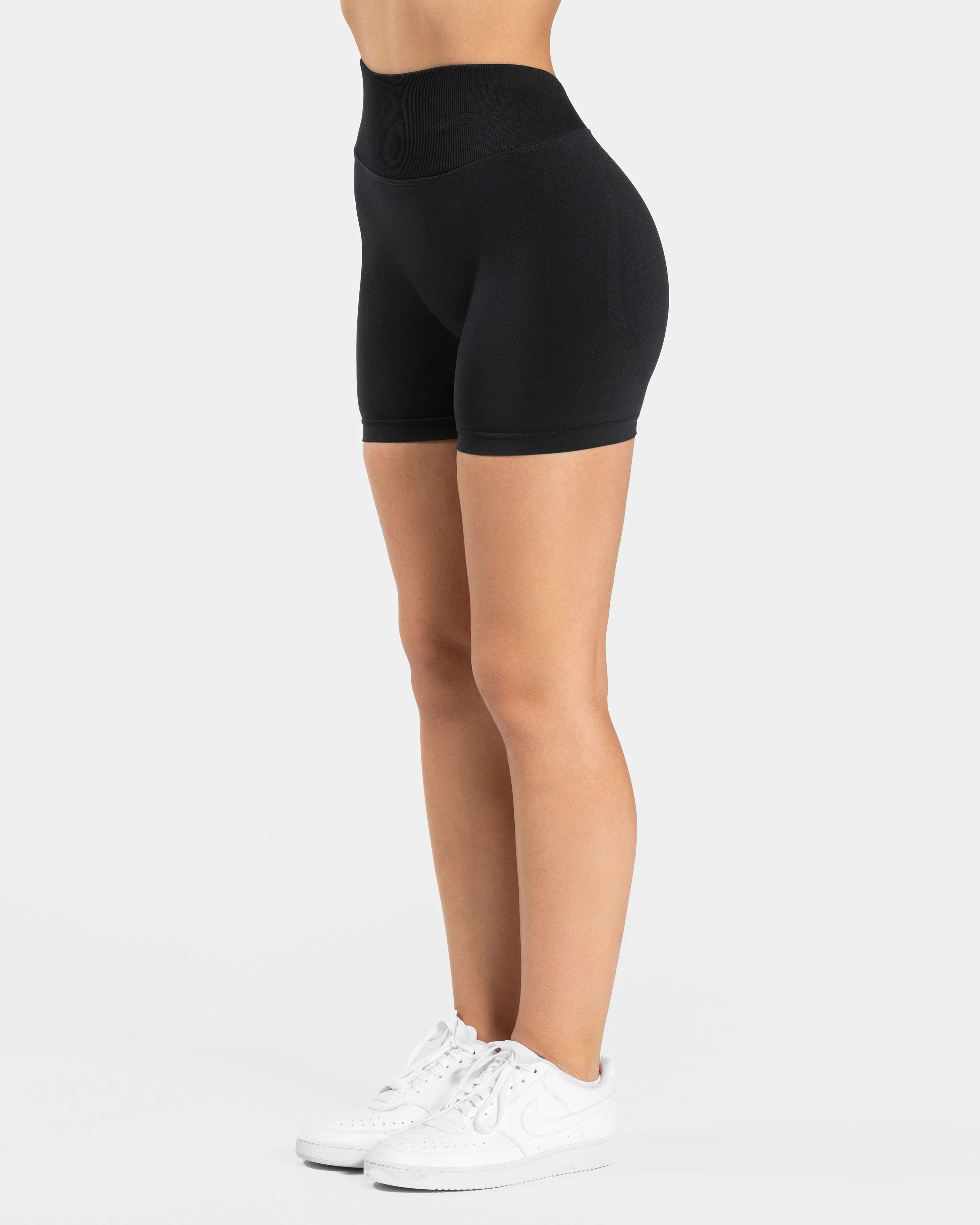 Essence V-Back Covert Scrunch Shorts "Schwarz" - Image 2