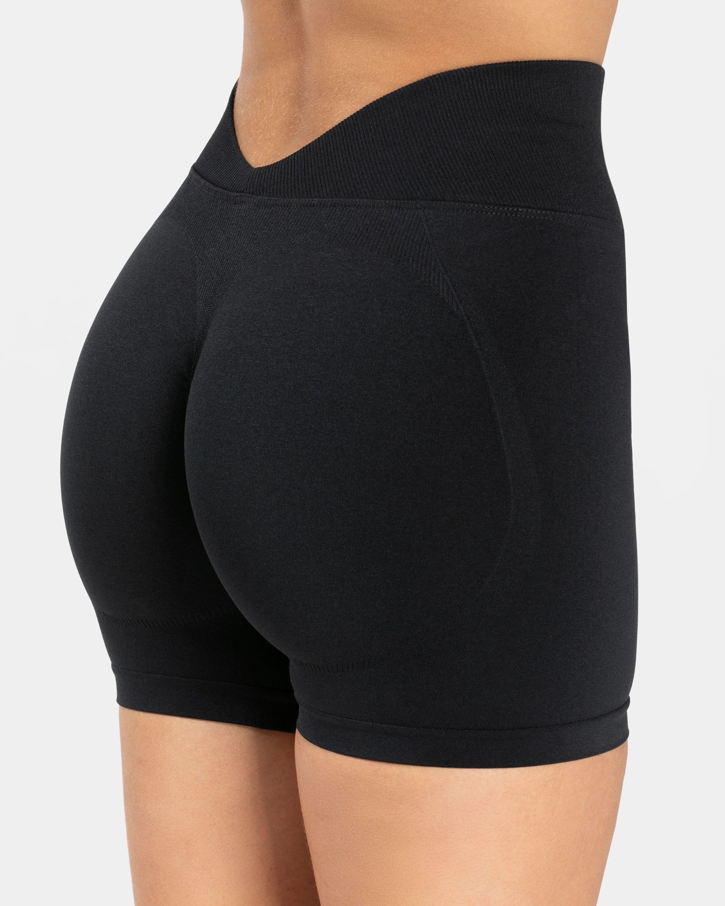 Essence V-Back Covert Scrunch Shorts "Schwarz" - Image 4