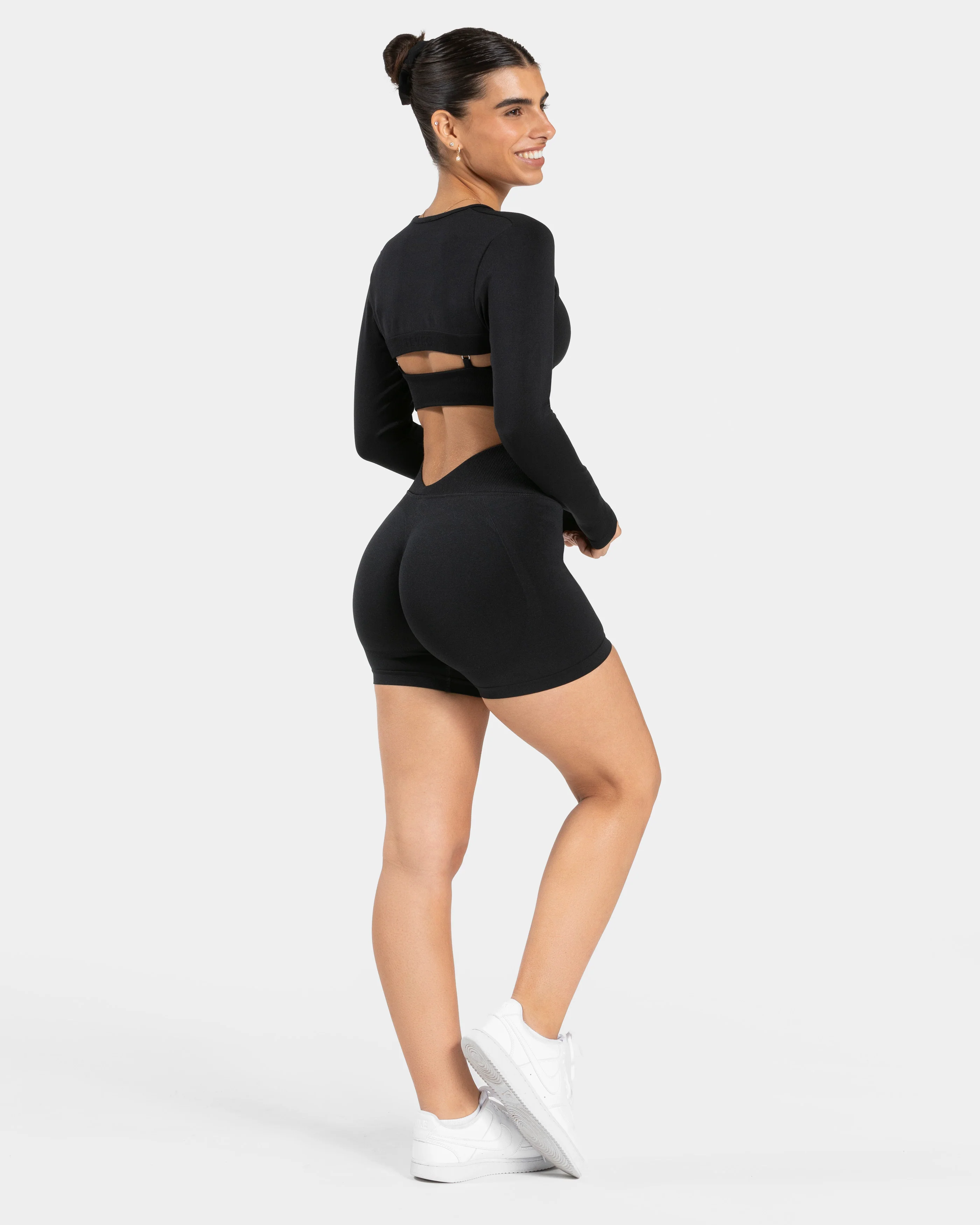 Essence V-Back Covert Scrunch Shorts "Schwarz" - Image 5